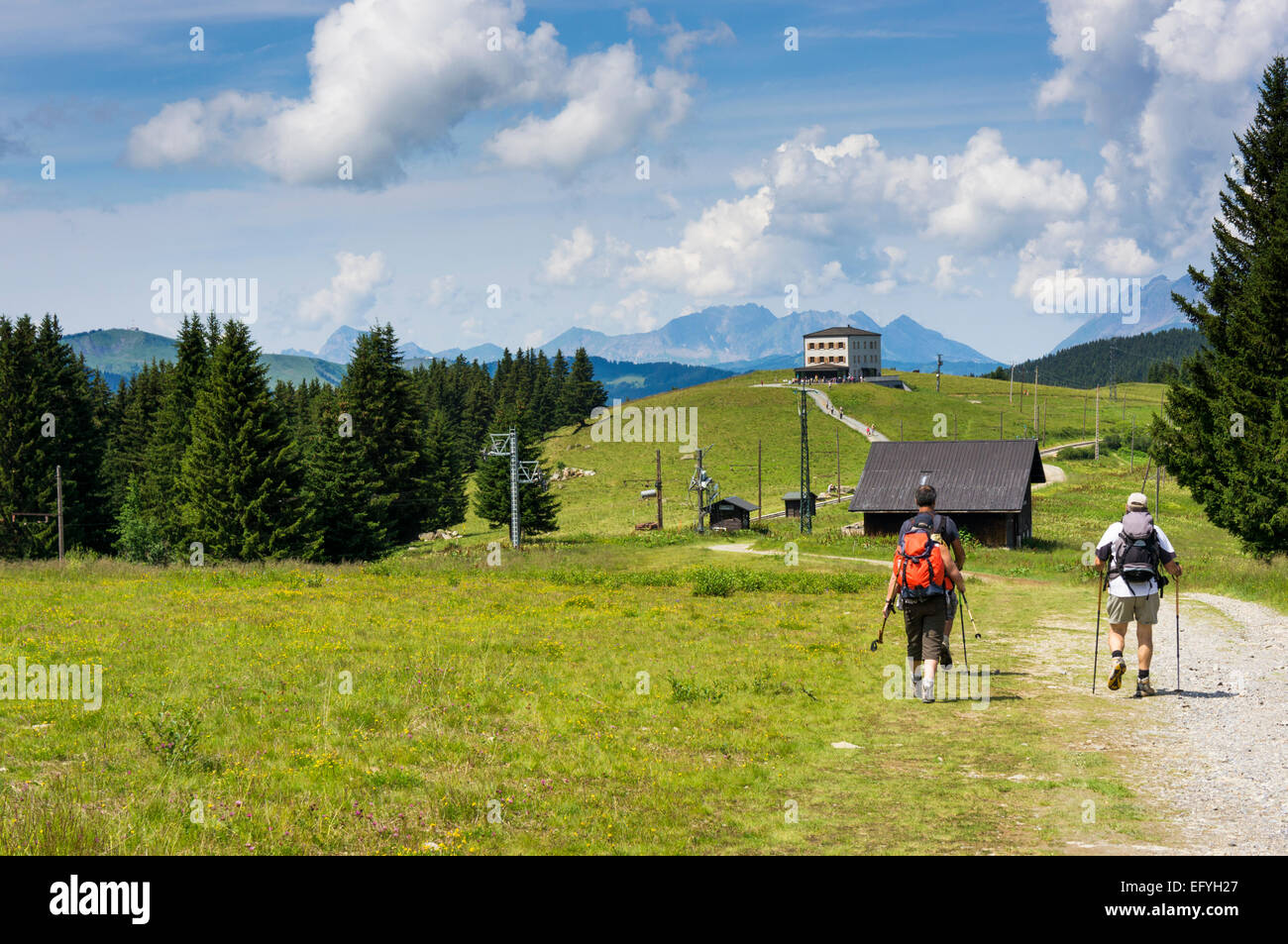 Wanderer, Wandern auf einem Bergrücken über dem Tal von Chamonix, Französische Alpen, Frankreich Stockfoto