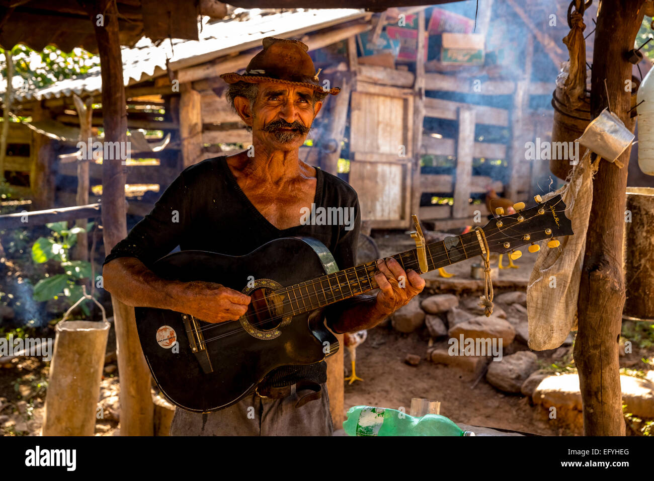 Zuckerrohr Bauer Gitarre, Valle de Los Ingenios, Trinidad, Provinz Sancti Spiritus, Kuba Stockfoto