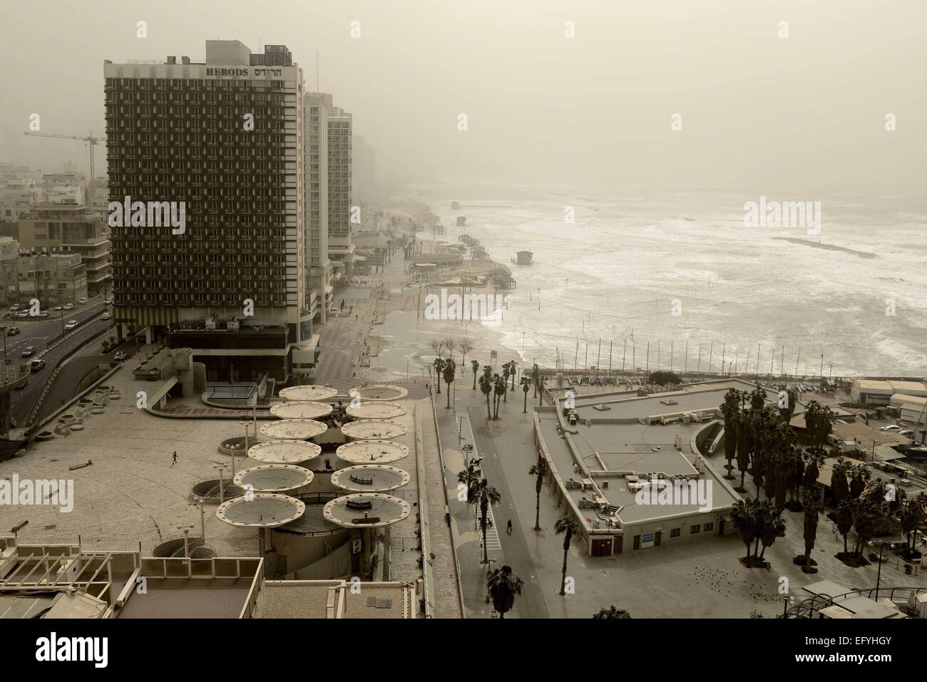 (150212)--TEL AVIV, 12. Februar 2015 (Xinhua)--Gezeiten Mittelmeer steigen in Tel Aviv, Israel, am 11. Februar 2015. Ein Sandsturm weiter hart zu Blasen, in Teilen des Nahen Ostens am Mittwoch, wo Behörden Seehäfen geschlossen geblieben sind und kurz geerdeten Flüge. Israel ist von den Entwicklungsländern Sandsturm getroffen worden. Das Land vorübergehend heruntergefahren zwei Flughäfen und alle Inlandsflüge Mittwochmorgen ausgesetzt, da der Sandsturm das Land getroffen, sagte der Israel Airport Authority in einer Erklärung. (Xinhua/JINI/Tomer Neubeg Stockfoto