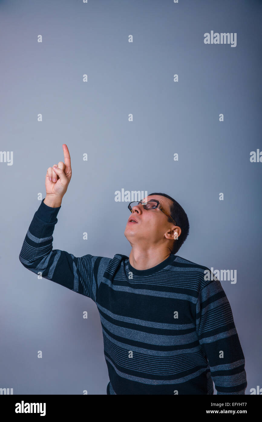 Männchen der Europäischen Erscheinungsbild Brunet auftaucht seine Hand auf eine graue b Stockfoto