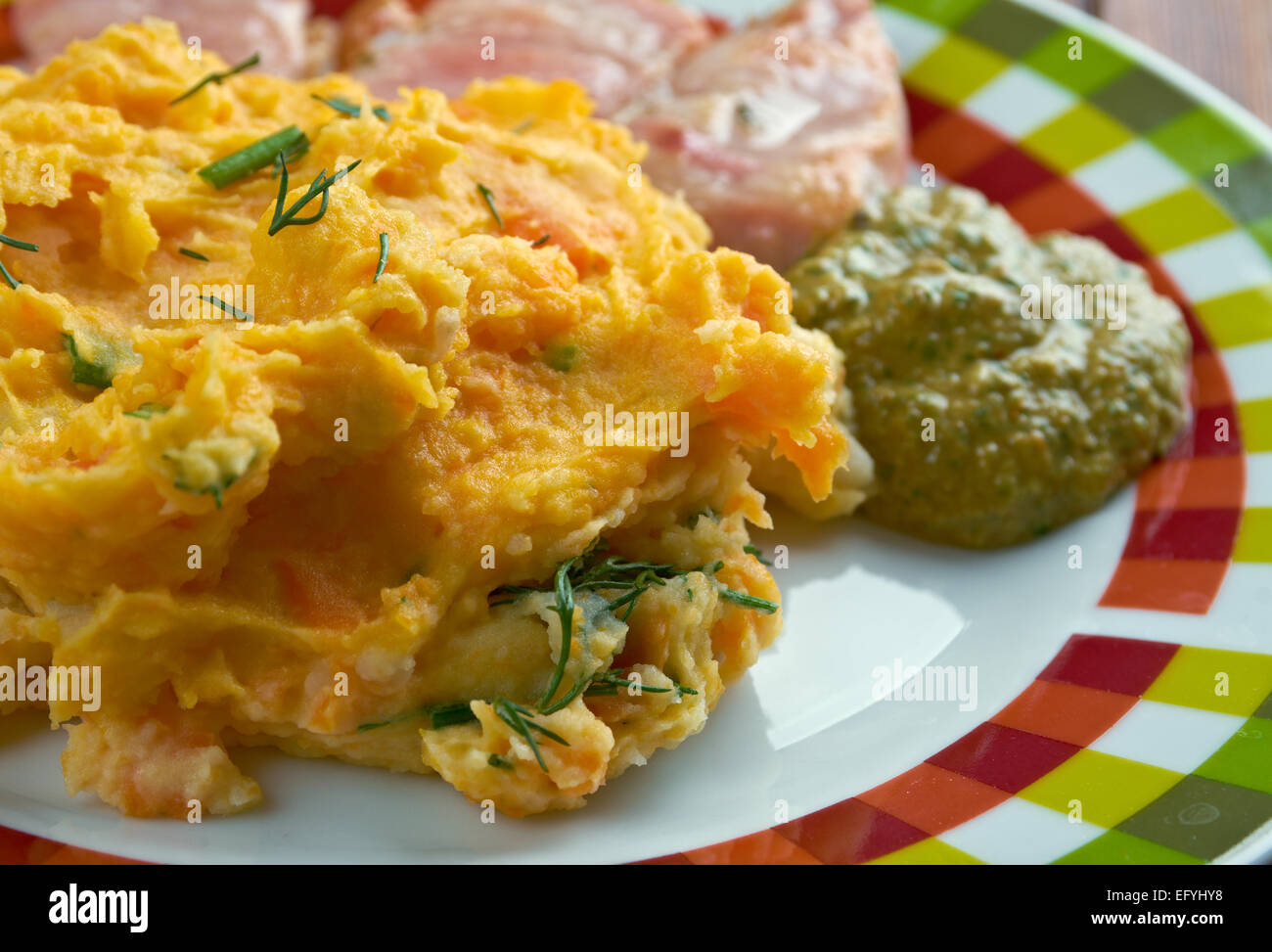 Rotmos med Kolben - Kartoffelpüree, Kohlrabi und gebratene Schinken. Schwedische Küche Stockfoto