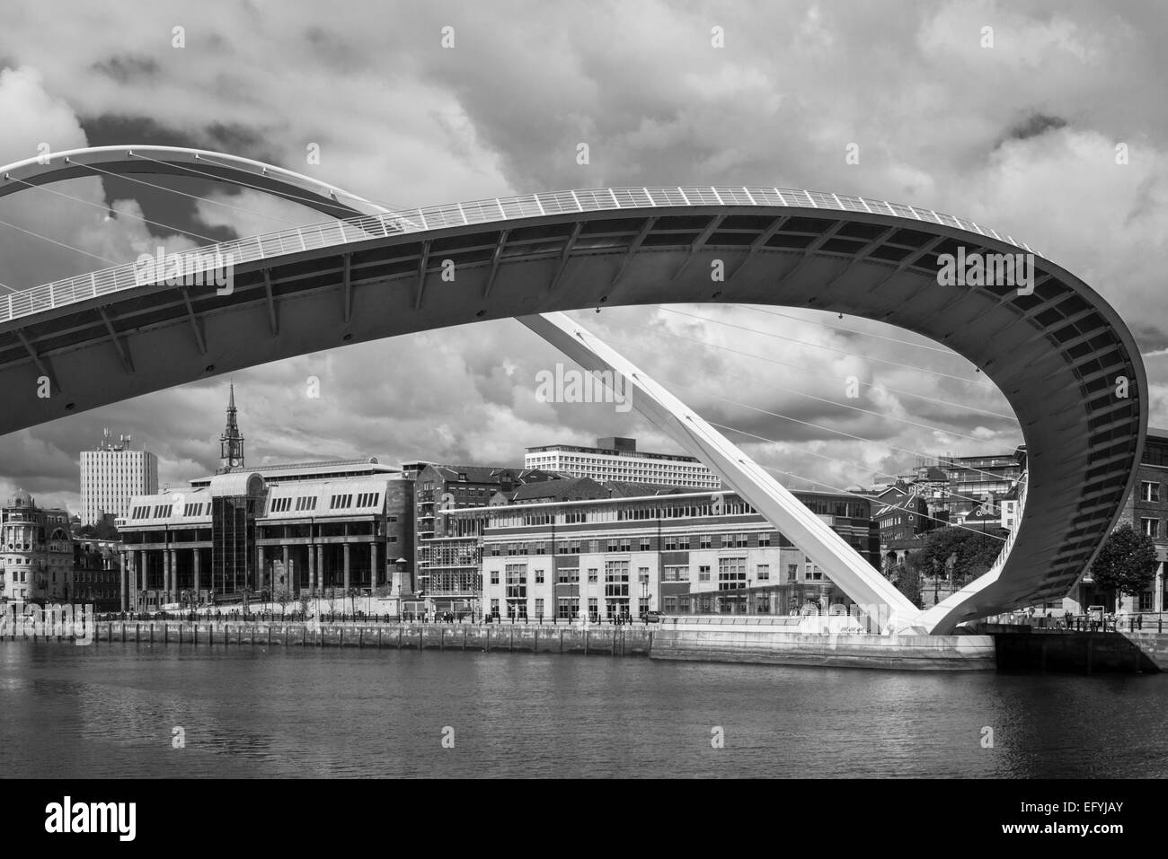 Newcastle Quayside mittags durch den erhöhten Bögen der die Gateshead Millennium Bridge, Tyne and Wear, England Stockfoto