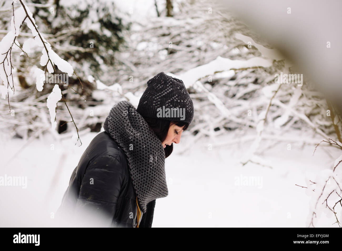 Mädchen im Winterwald Stockfoto