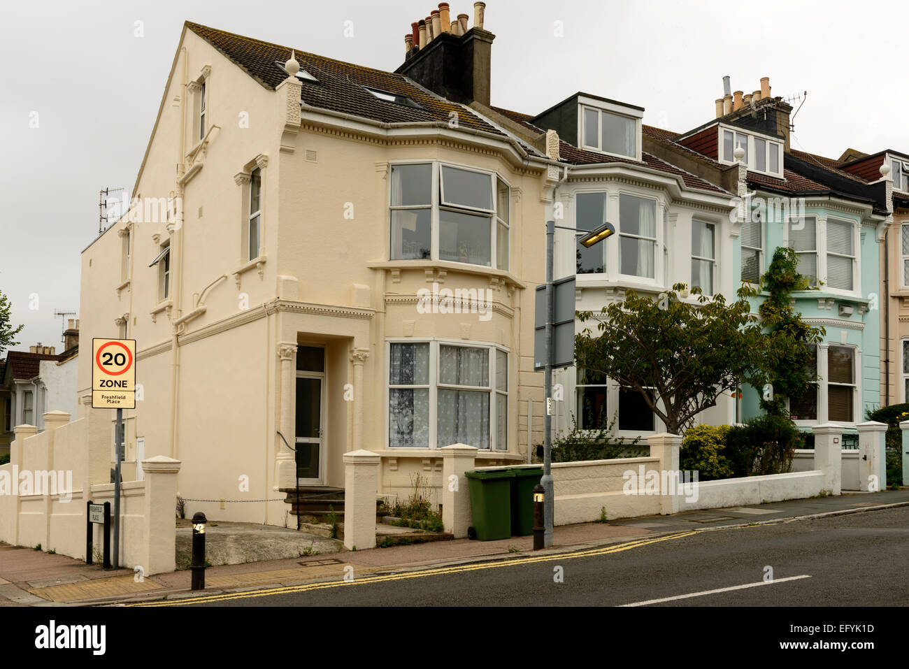 Ansicht einer Zeile der alten Häuser auf einer ansteigenden Straße in der touristischen Meer Stadt, Brighton, East Sussex Stockfoto