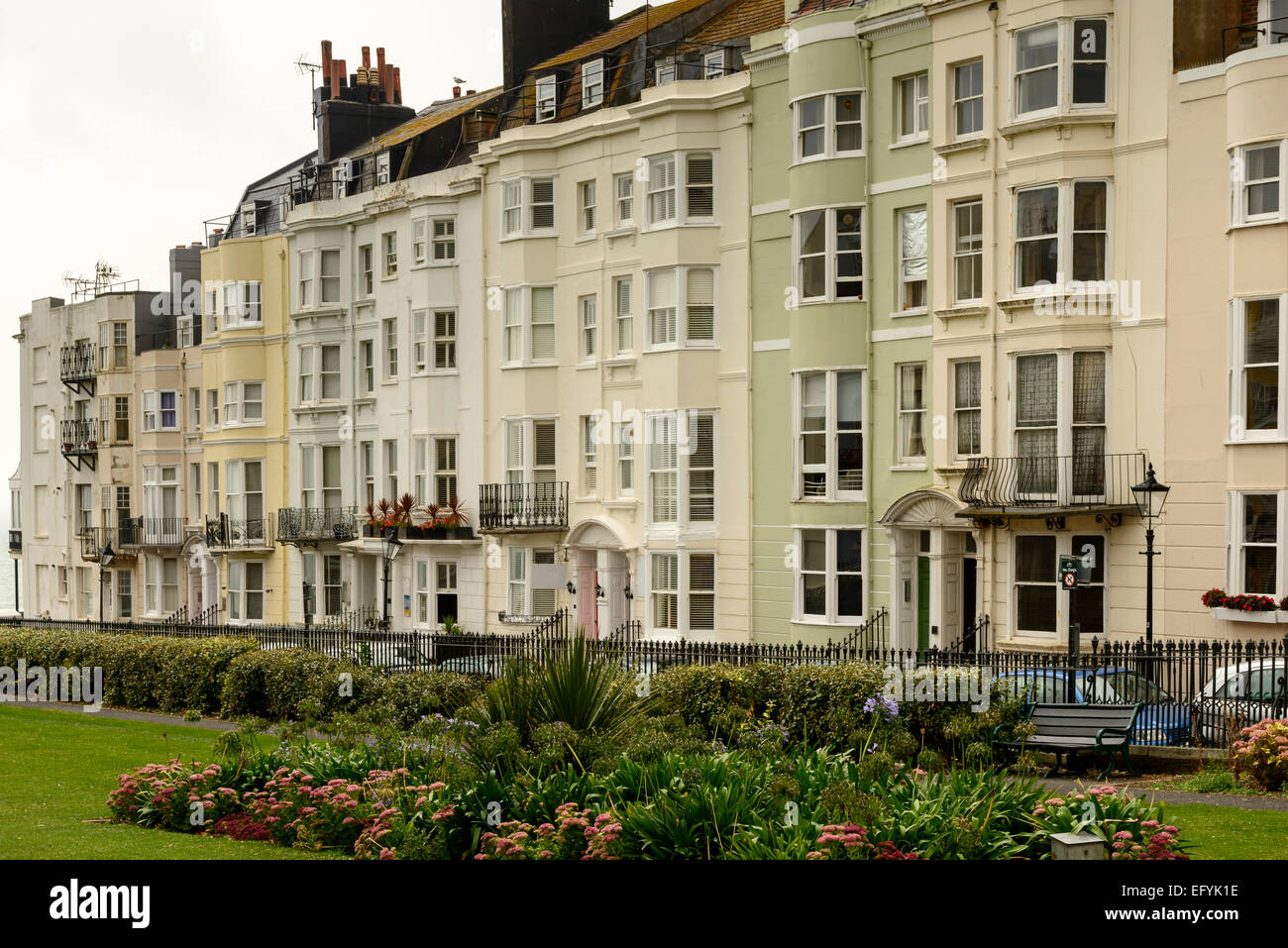 Verkürzung der Fassaden der alten Häuser auf einer bergauf Straße im touristischen Meer Stadt, Brighton, East Sussex Stockfoto