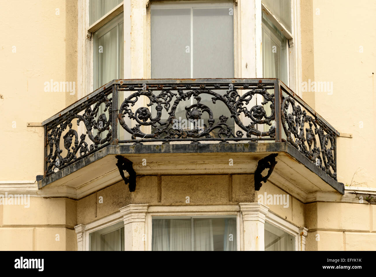 Detail der hochdekorierten Balkongeländer in Gusseisen hergestellt im Zentrum der touristischen Meer Stadt, erschossen von der öffentlichen Straße Stockfoto
