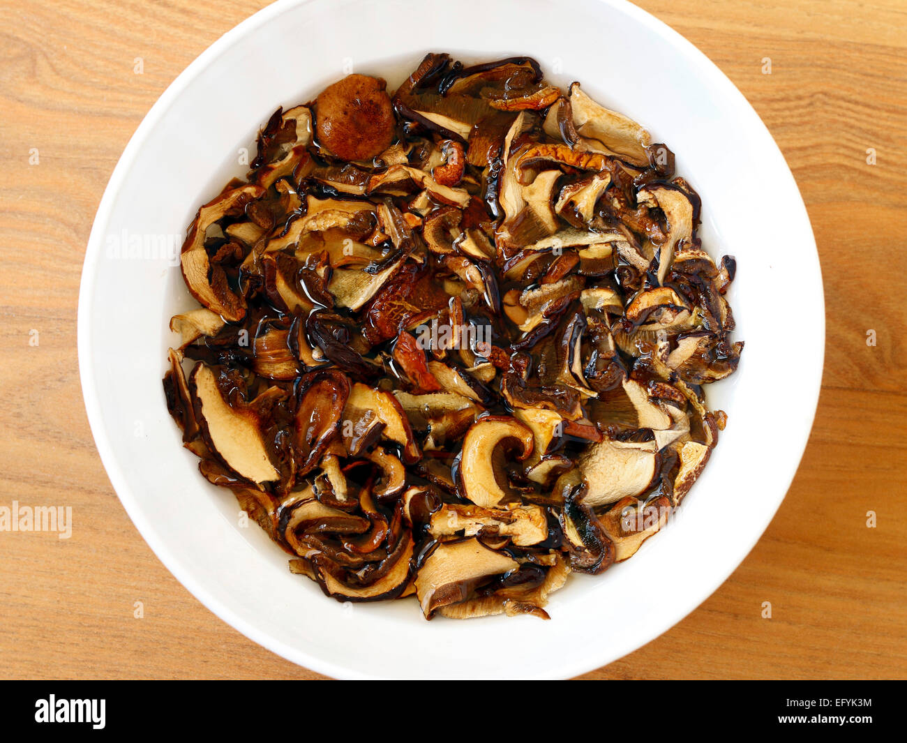 eingeweichte getrocknete Pilze - Lebensmittelzutat Stockfoto