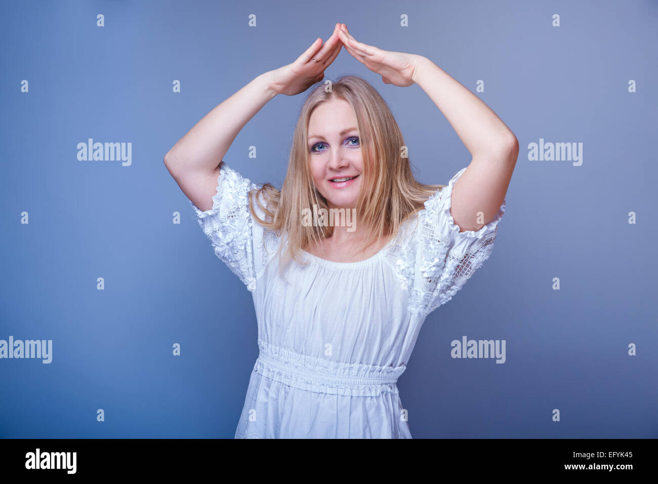 Europäisch anmutende Frau dreißig Jahre seine Hände über dem Kopf, ein g Stockfoto