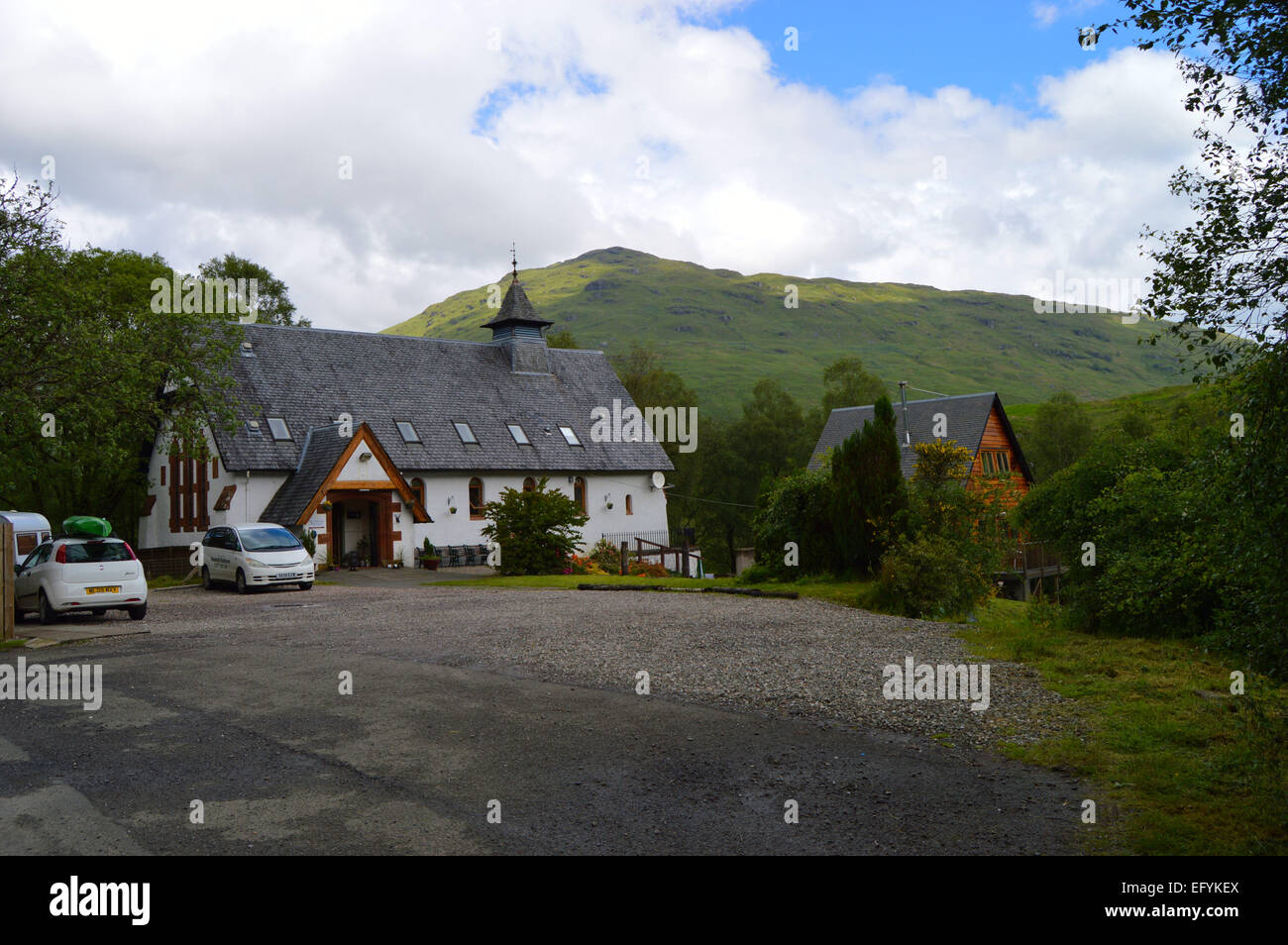 Inversnaid Bunkhouse, Loch Lomond, Schottland. Eine umgebaute Kapelle, jetzt ein Bunkhouse für Wanderer auf dem West Highland Way. Stockfoto