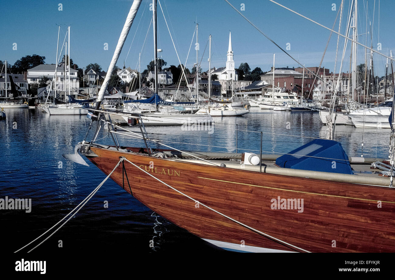 Die charmante Küstenstadt Hafenstadt Camden, Maine, USA, ist der legendären Stadt in New England mit seinen weißen Türmen Kirche und klassische Segelboote im Hafen. Stockfoto