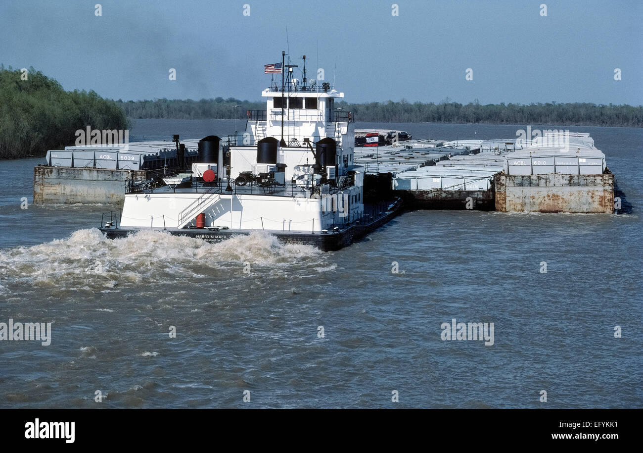 Eine leistungsstarke Schlepper bezeichnet ein Drücker, Drücker Boot oder Drücker Schlepper drückt volle und leere Fracht Lastkähne auf der langen Mississippi in den USA. Stockfoto