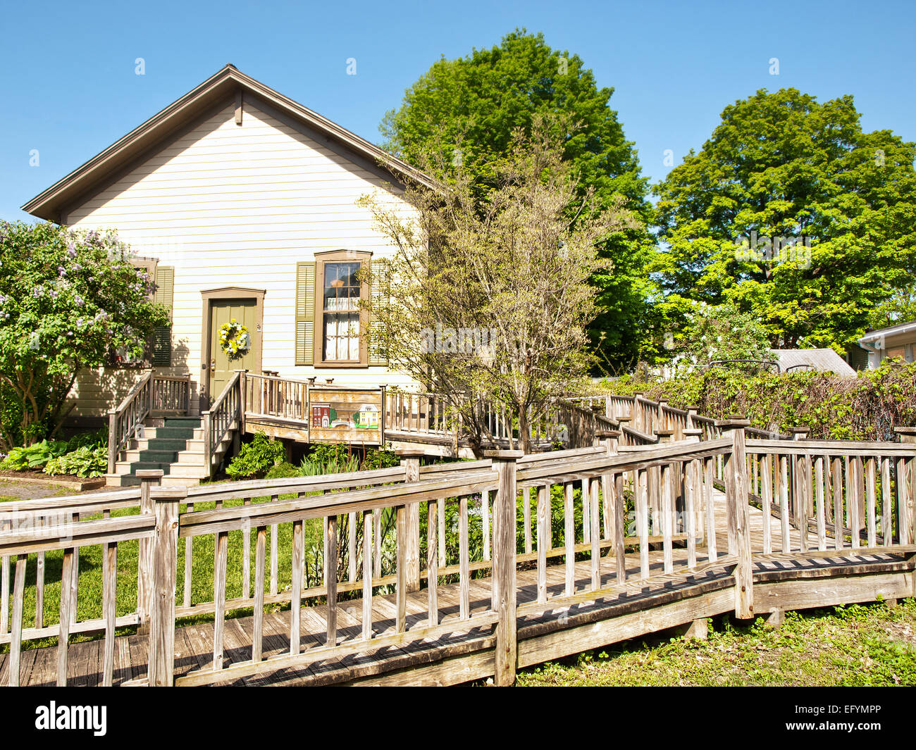 hübsches Haus mit hölzernen Handicap Rampe Stockfoto