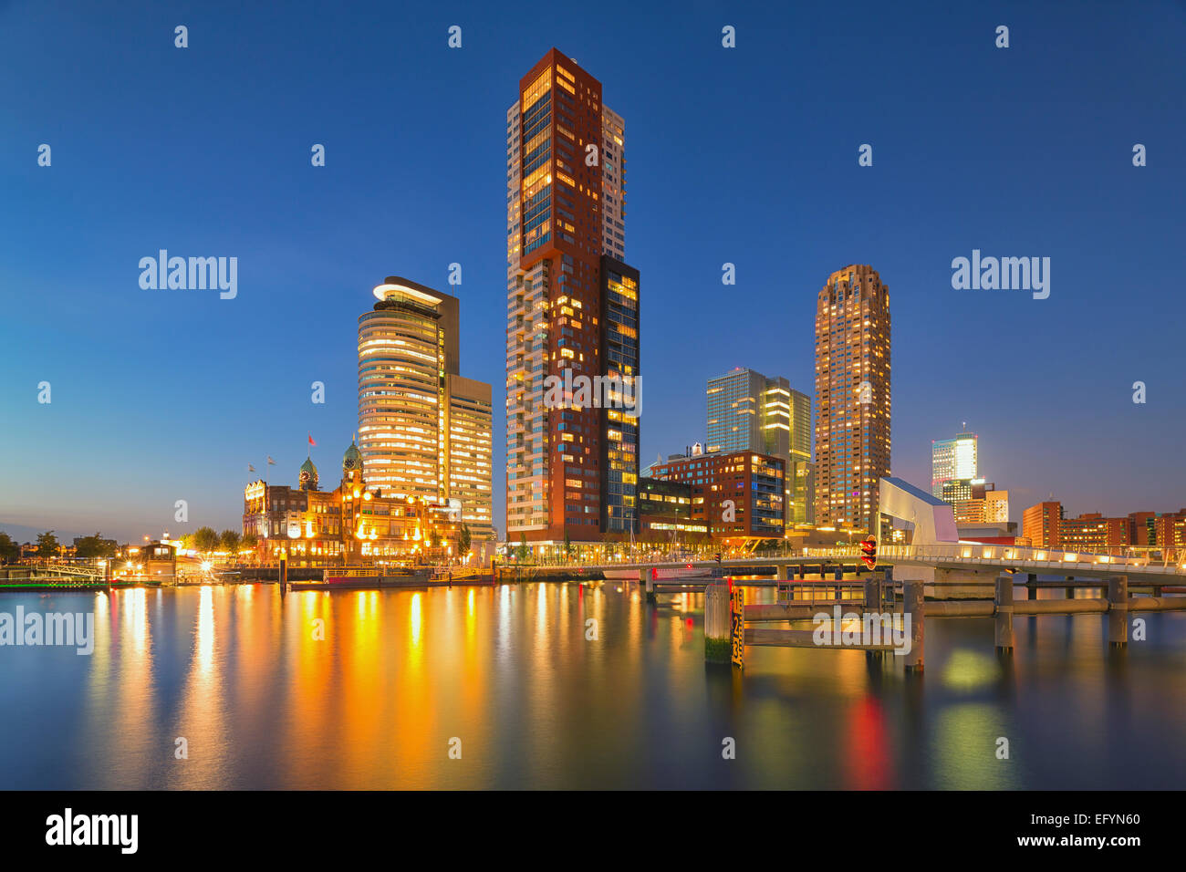 Eine dramatische Citycape von Wolkenkratzern in Rotterdam, Niederlande Stockfoto