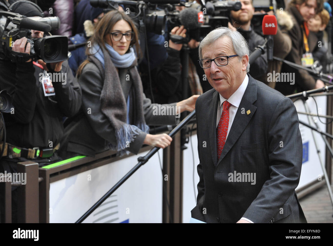 (150212)--Brüssel, 12. Februar 2015 (Xinhua)--EU-Kommissionspräsident Jean-Claude Juncker kommt in Hauptquartier der EU zu einem EU-Gipfel in Brussles, Belgien, 12. Februar 2015. (Xinhua / Ye Pingfan) Stockfoto