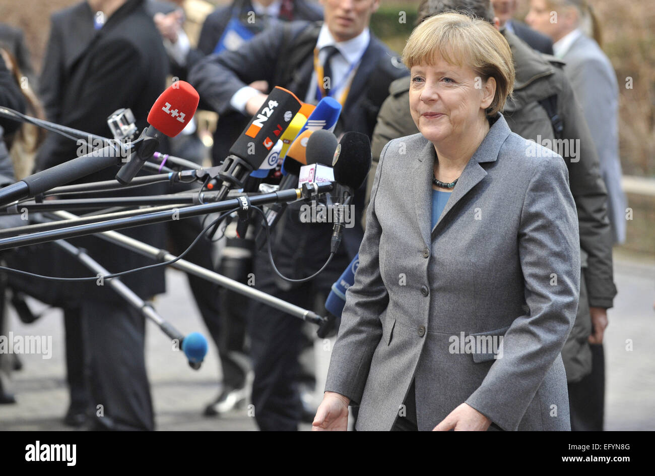 (150212)--Brüssel, 12. Februar 2015 (Xinhua)--Bundeskanzlerin Angela Merkel kommt in Hauptquartier der EU zu einem EU-Gipfel in Brussles, Belgien, 12. Februar 2015. (Xinhua / Ye Pingfan) Stockfoto