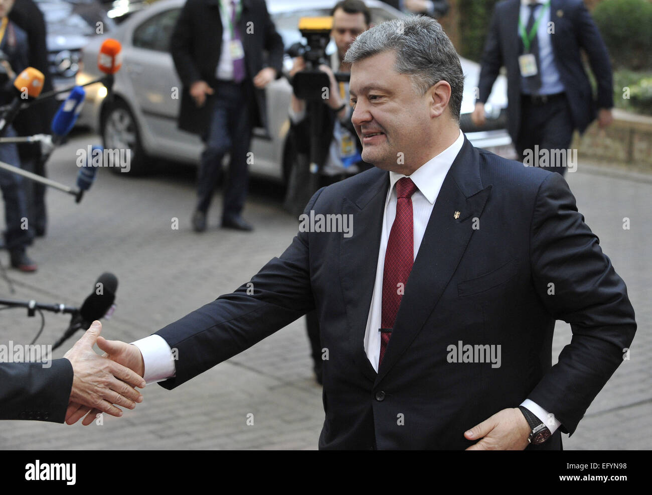 (150212)--Brüssel, 12. Februar 2015 (Xinhua)--der Ukraine Präsident Petro Poroshenko kommt in Hauptquartier der EU zu einem EU-Gipfel in Brussles, Belgien, 12. Februar 2015. (Xinhua / Ye Pingfan) Stockfoto