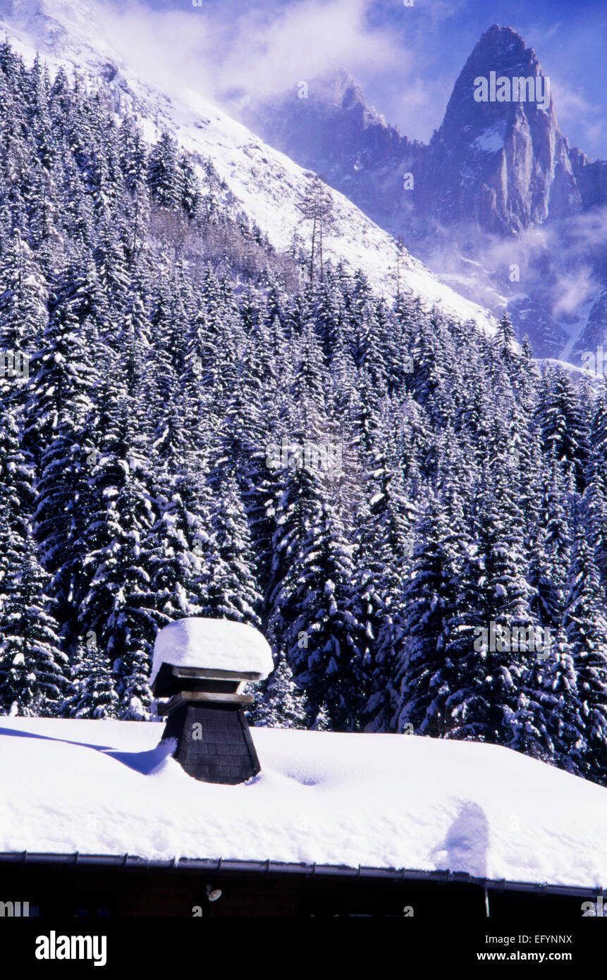 Neuschnee am Chalet mit Blick auf Aiguille Dru Frankreich, Chamonix Stockfoto