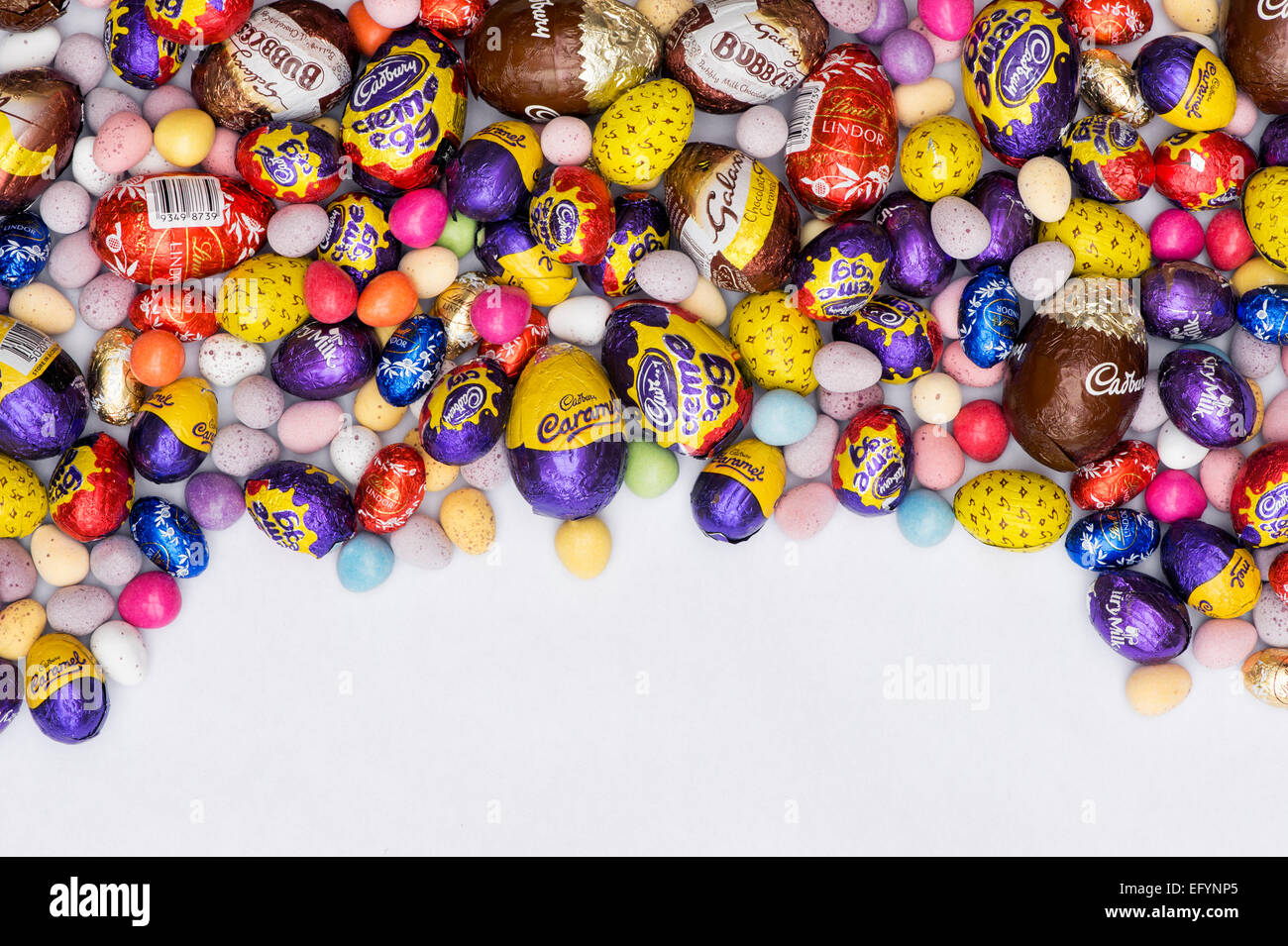 Schokolade Mini Eiern Ostern auf weißem Hintergrund Stockfoto