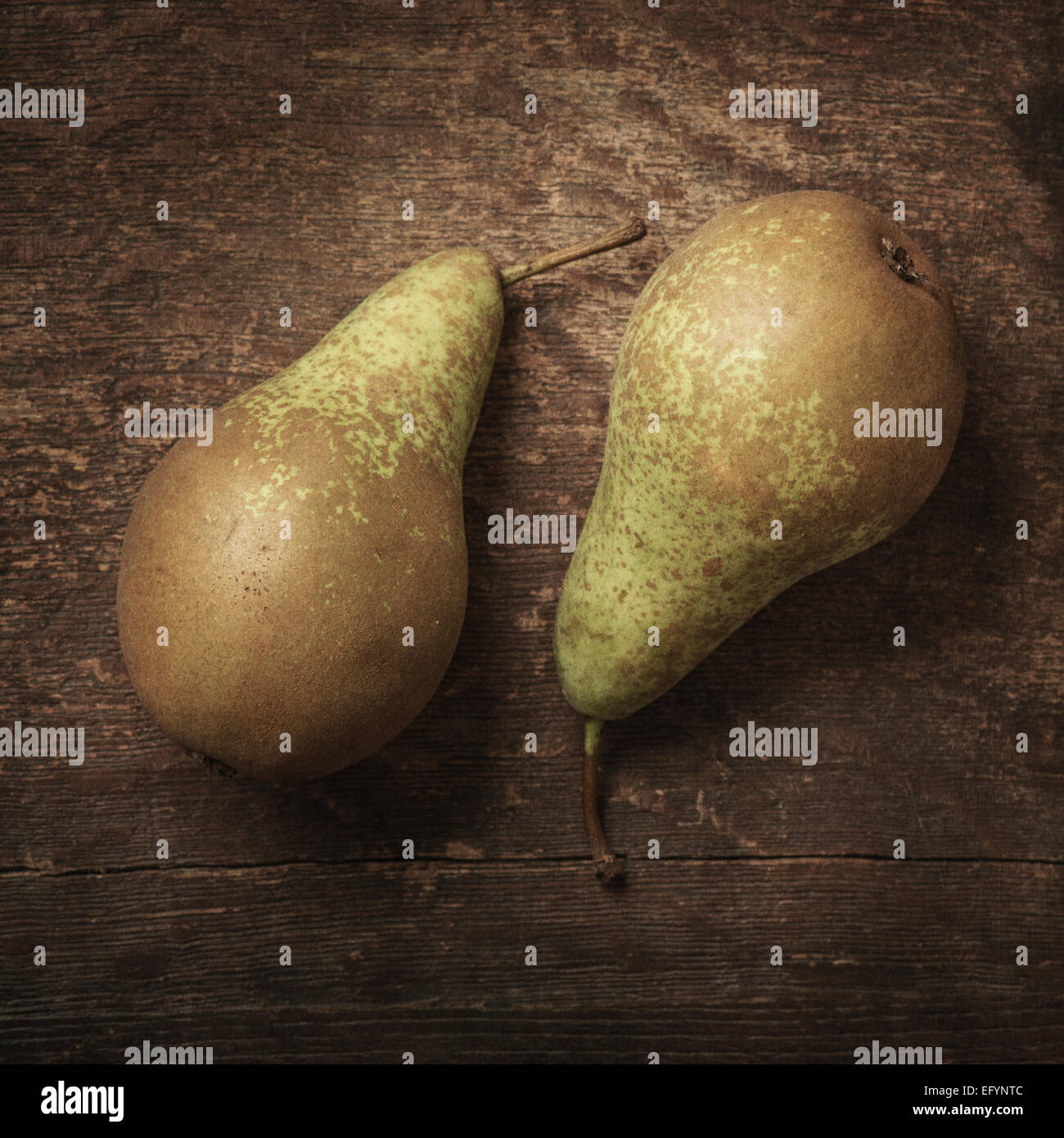 Stillleben mit frischen Birnen auf Holzuntergrund Stockfoto