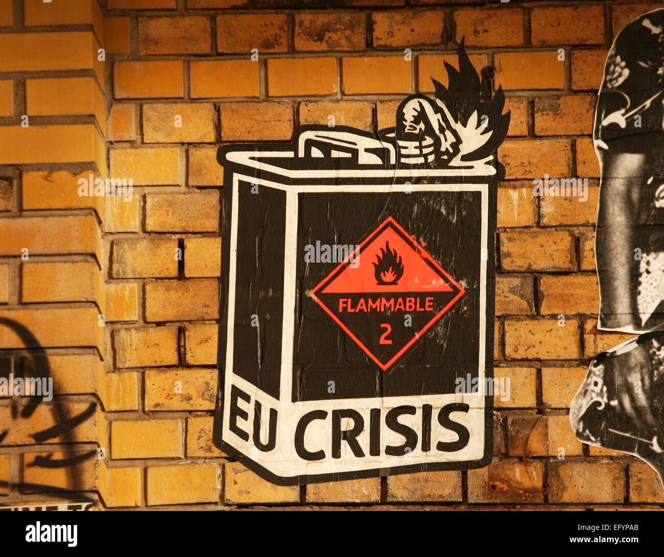 Die Arbeit der ein Streetart-Künstler zeigen einen Kanister mit einer brennbaren Flüssigkeit und dem Schriftzug "EU-Krise" es in einer Straße in Berlin, im Bild 8. Januar 2015. Foto: Wolfram Steinberg/dpa Stockfoto