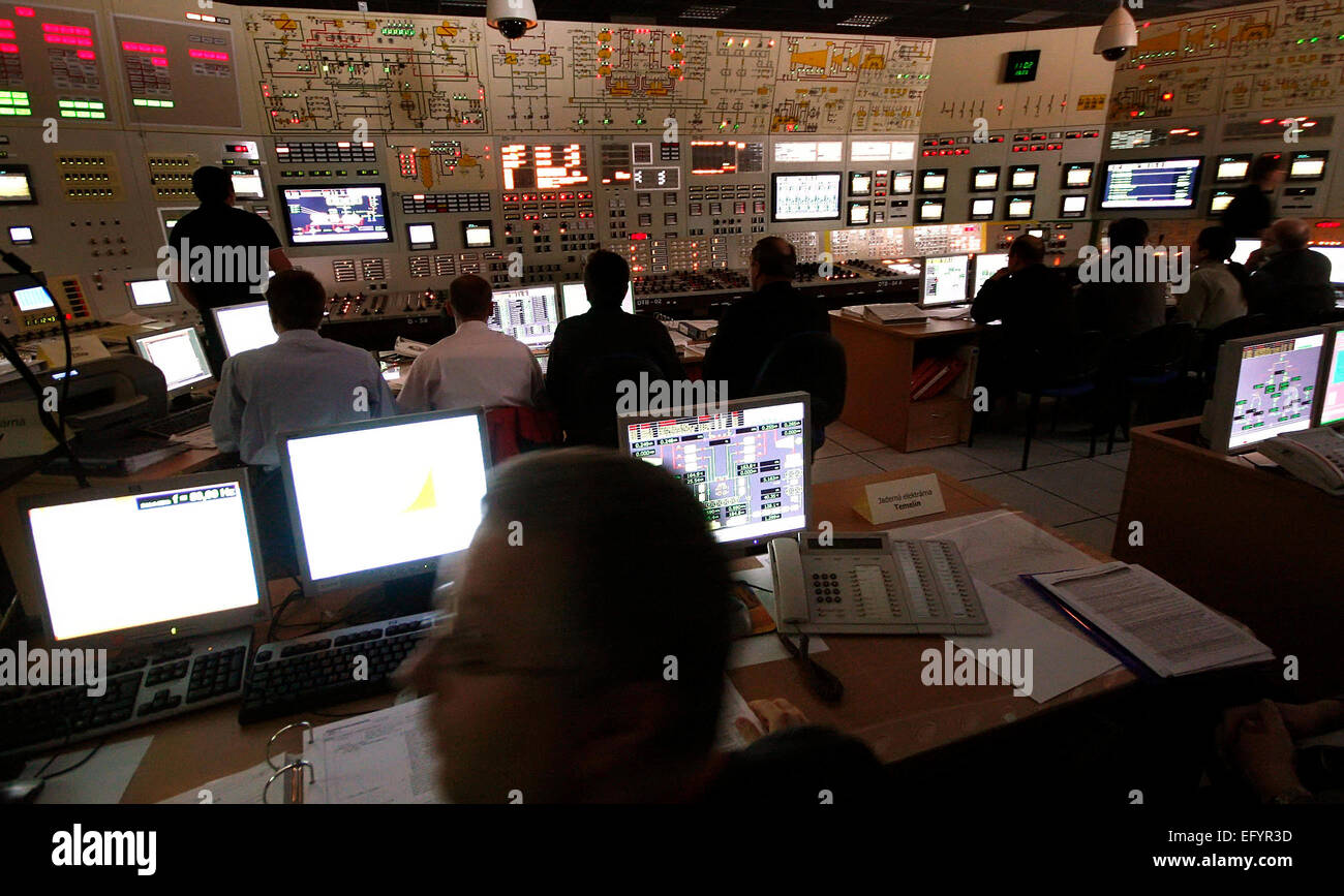 Datei Foto *** das Kernkraftwerk Dukovany, zusammen mit anderen Unternehmen des Transfersystems CEZ, Steinpilzen, SEPS und E.O.N., organisiert eine Übung, die Maßnahmen bei einem totalen Stromausfall Dukovany Pflanze, verursacht zum Beispiel durch eine Art Catastrofe oder Unglück, 26. März 2008 zu trainieren. OPS: die zentrale Leitwarte Dukovany Pflanze. Eine Kernspaltungsreaktion in der ersten Einheit im Kernkraftwerk Dukovany, umfasst etwa ein Fünftel des Stromverbrauchs in der Tschechischen Republik, wurde am 12. Februar 1985 vor 30 Jahren ins Leben gerufen. 1986 wurden zwei neue Einheiten in Betrieb und setzen Stockfoto