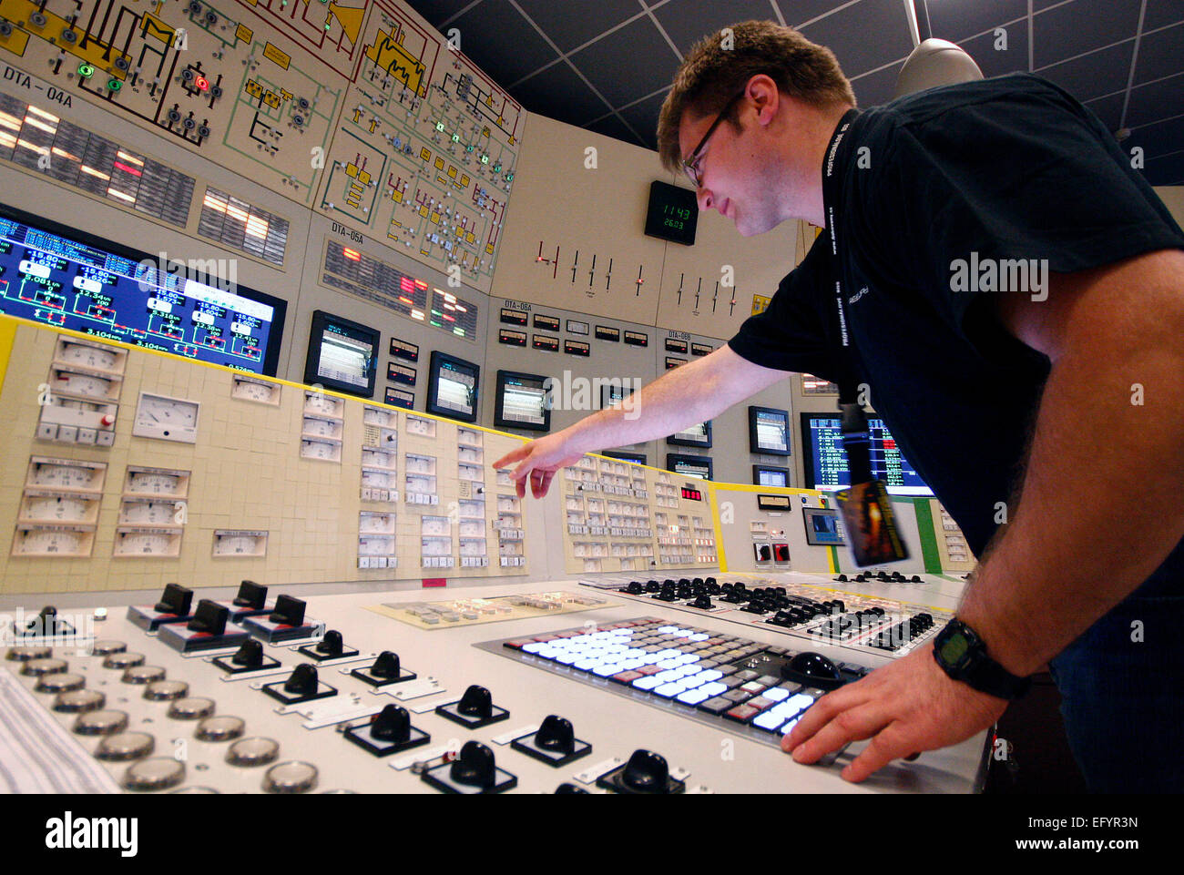 Datei Foto *** das Kernkraftwerk Dukovany, zusammen mit anderen Unternehmen des Transfersystems CEZ, Steinpilzen, SEPS und E.O.N., organisiert eine Übung, die Maßnahmen bei einem totalen Stromausfall Dukovany Pflanze, verursacht zum Beispiel durch eine Art Catastrofe oder Unglück, 26. März 2008 zu trainieren. OPS: die zentrale Leitwarte Dukovany Pflanze. Eine Kernspaltungsreaktion in der ersten Einheit im Kernkraftwerk Dukovany, umfasst etwa ein Fünftel des Stromverbrauchs in der Tschechischen Republik, wurde am 12. Februar 1985 vor 30 Jahren ins Leben gerufen. 1986 wurden zwei neue Einheiten in Betrieb und setzen Stockfoto