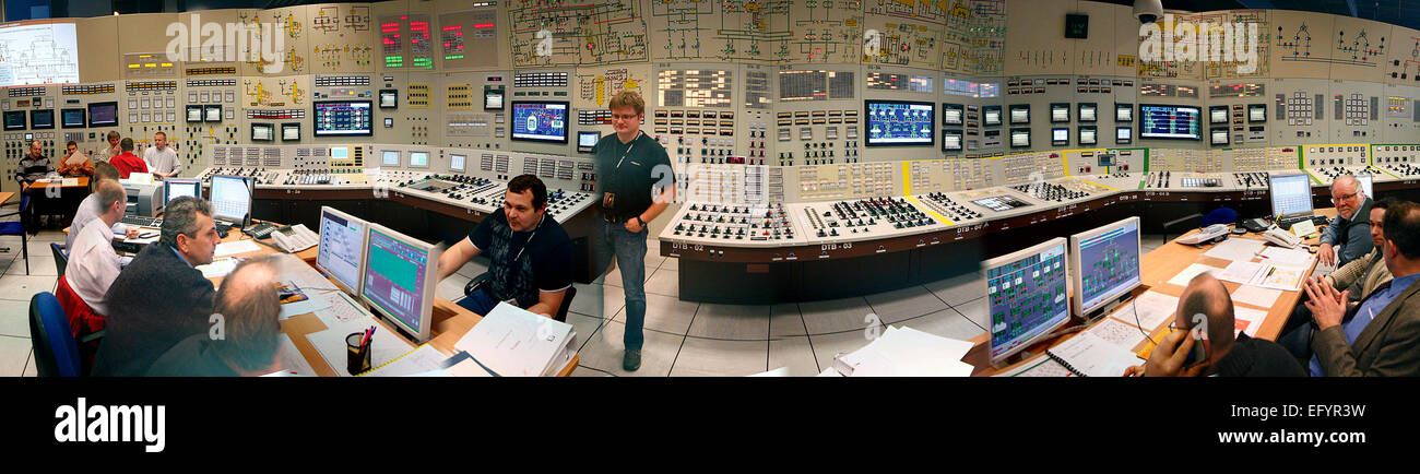 Datei Foto *** das Kernkraftwerk Dukovany, zusammen mit anderen Unternehmen des Transfersystems CEZ, Steinpilzen, SEPS und E.O.N., organisiert eine Übung, die Maßnahmen bei einem totalen Stromausfall Dukovany Pflanze, verursacht zum Beispiel durch eine Art Catastrofe oder Unglück, 26. März 2008 zu trainieren. OPS: die zentrale Leitwarte Dukovany Pflanze. Eine Kernspaltungsreaktion in der ersten Einheit im Kernkraftwerk Dukovany, umfasst etwa ein Fünftel des Stromverbrauchs in der Tschechischen Republik, wurde am 12. Februar 1985 vor 30 Jahren ins Leben gerufen. 1986 wurden zwei neue Einheiten in Betrieb und setzen Stockfoto