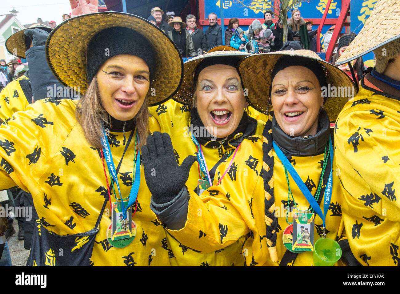 Zuschauer der traditionellen chinesischen Karneval Prozession tragen chinesische  Kostüme und feiern in der Innenstadt von Dietfurt, Bayern, Deutschland. Wie  jedes Jahr, die Karneval Narren verkleidet als Asiaten Verfahren durch die  Stadt sind.