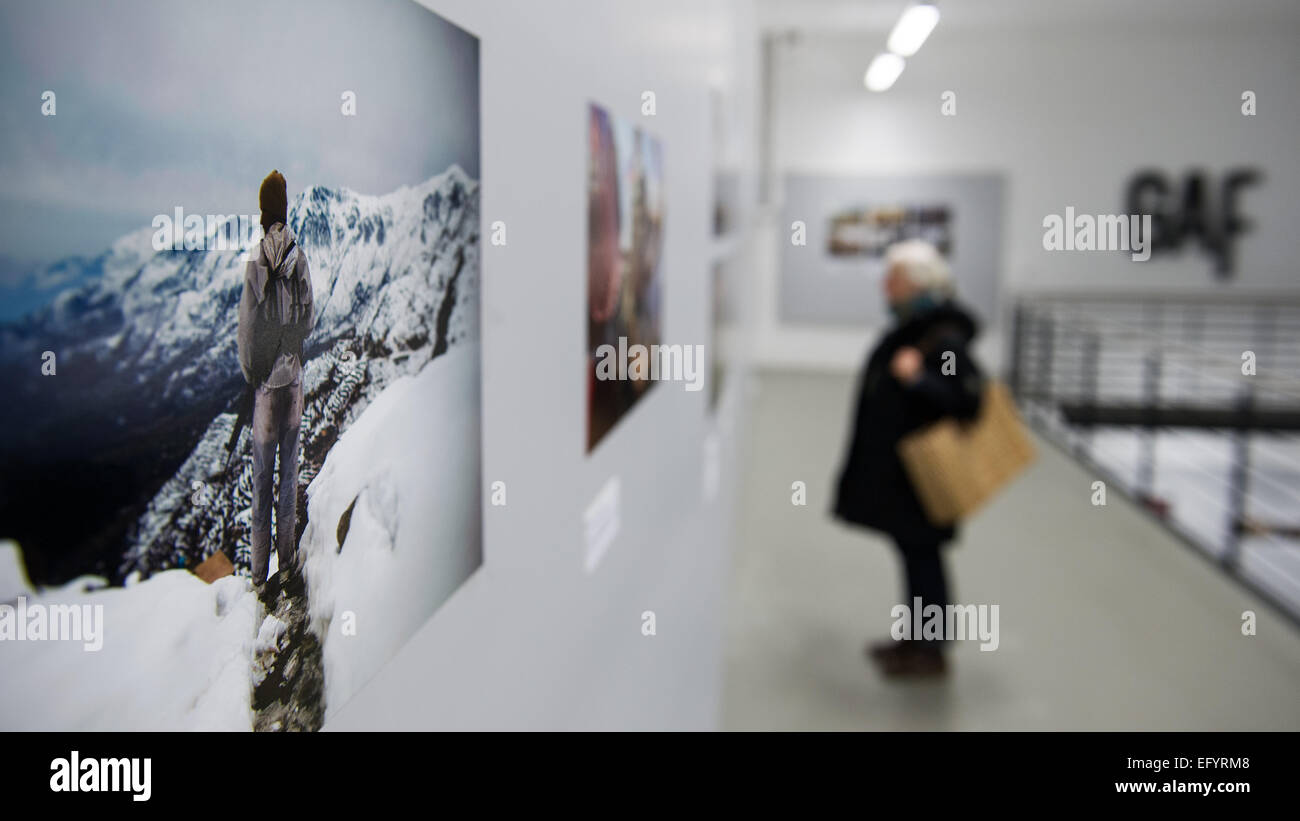 Hannover, Deutschland. 12. Februar 2015. Ein Besucher schaut Fotos von der ermordeten Fotografin Anja Niedringhaus in der Galerie für Fotografie (GAF) in Hannover, 12. Februar 2015. Der AP-Fotojournalist wurde von einem Polizisten in Afghanistan im April 2014 bei einem Angriff getötet. Porträts von Kindern und Jugendlichen stehen im Mittelpunkt der Ausstellung "Anja Niedringhaus - Bilder Vom Krieg" (lit.) "Anja Niedringhaus - Bilder des Krieges"), die läuft bis 12. April 2015. Foto: OLE SPATA/Dpa/Alamy Live-Nachrichten Stockfoto