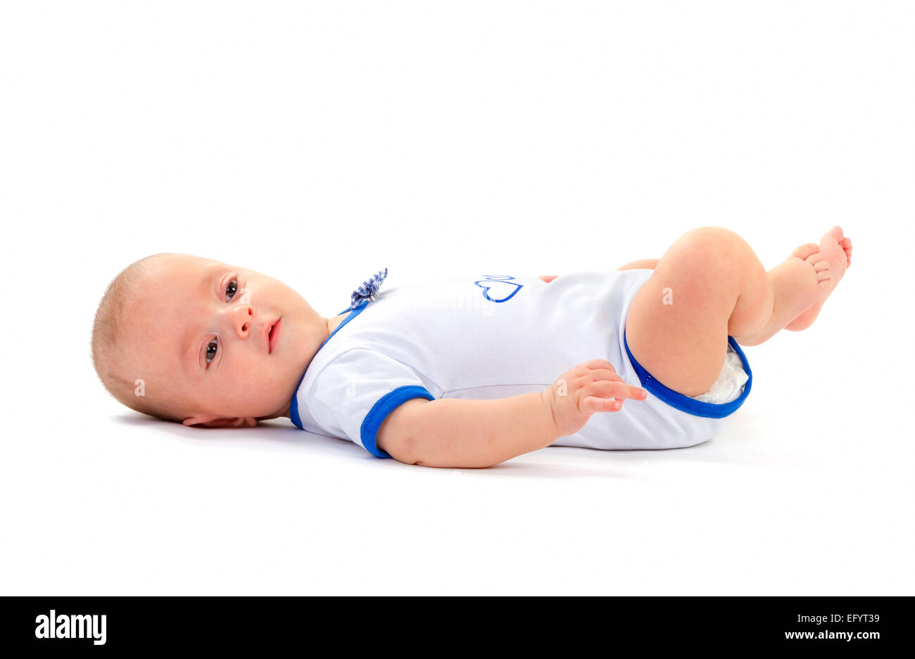 Baby Junge liegend auf weißem Hintergrund Stockfoto