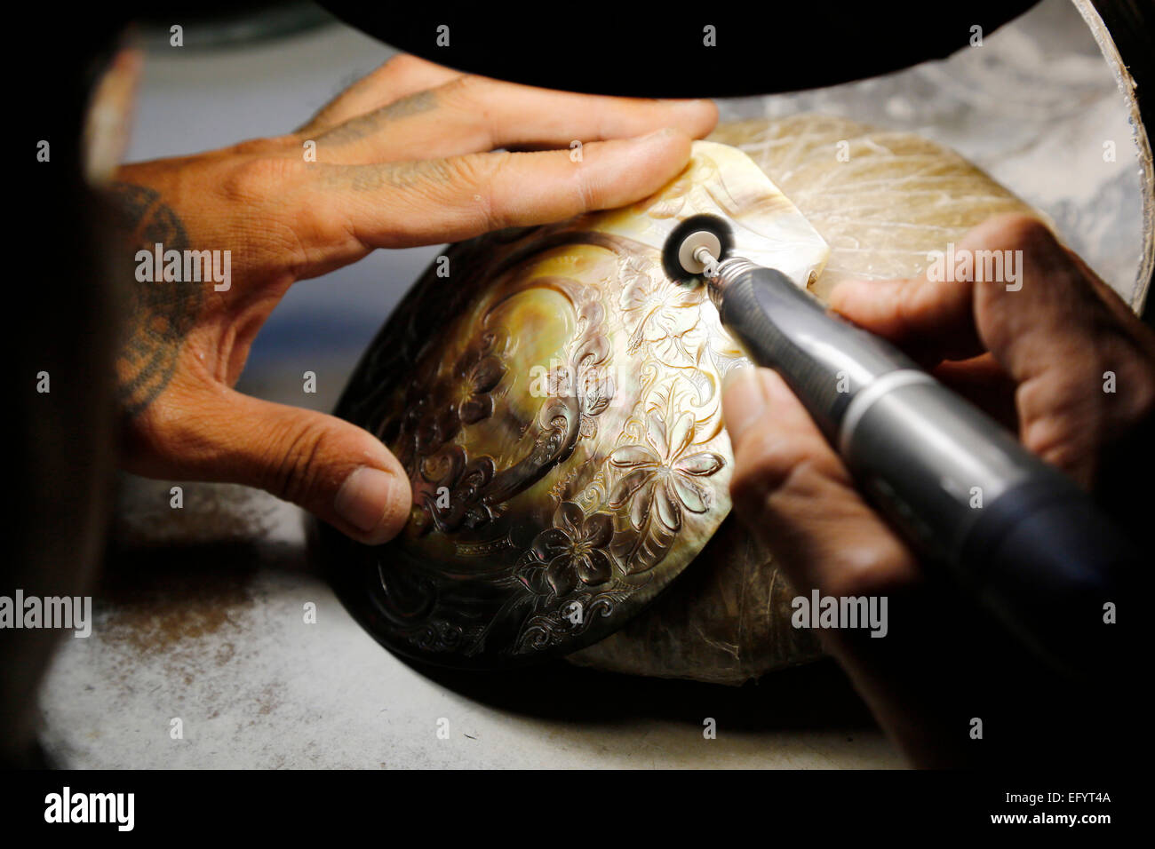 Tahiti, Französisch-Polynesien, 2013: spezialisierte Werkstatt in Perlmutt (MOP) Schmuck-Herstellung in Papeete Stockfoto