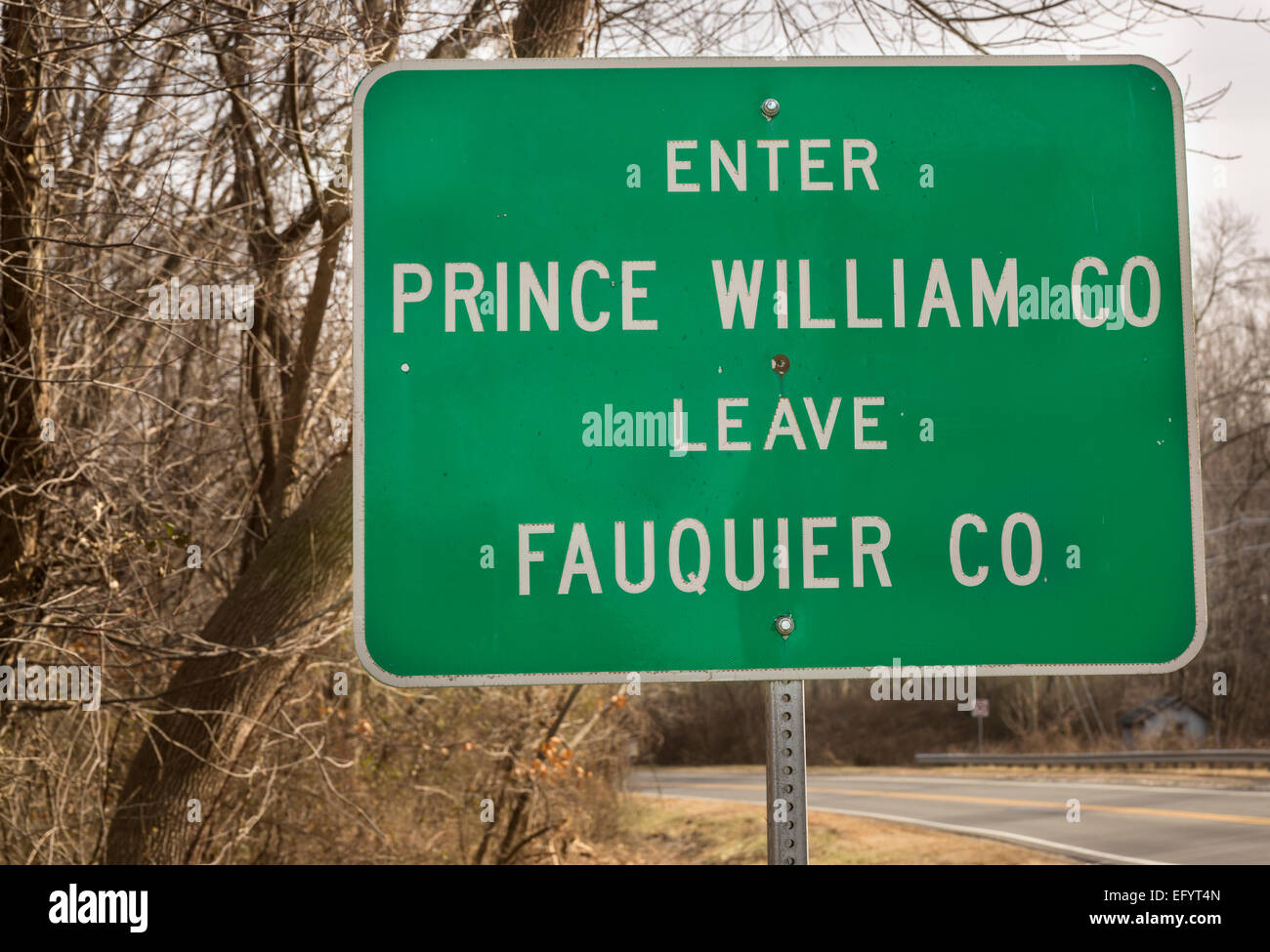 Grüne Verkehrszeichen in Virginia zeigt die Grenze zwischen Fauquier und Prince William County Stockfoto