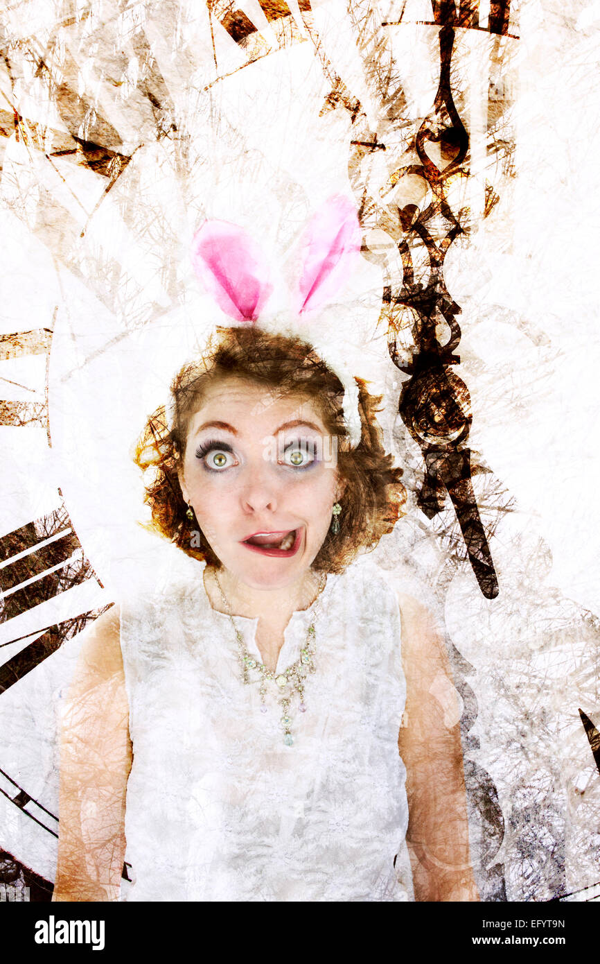 Junge Frau gekleidet als Zeichen weißes Kaninchen aus Alice im Wunderland stand vor Uhr Stockfoto