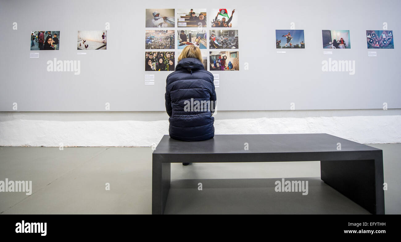 Ein Besucher schaut Fotos von der ermordeten Fotografin Anja Niedringhaus in der Galerie für Fotografie (GAF) in Hannover, 12. Februar 2015. Der AP-Fotojournalist wurde von einem Polizisten in Afghanistan im April 2014 bei einem Angriff getötet. Porträts von Kindern und Jugendlichen stehen im Mittelpunkt der Ausstellung "Anja Niedringhaus - Bilder Vom Krieg" (lit.) "Anja Niedringhaus - Bilder des Krieges"), die läuft bis 12. April 2015. Foto: OLE SPATA/dpa Stockfoto