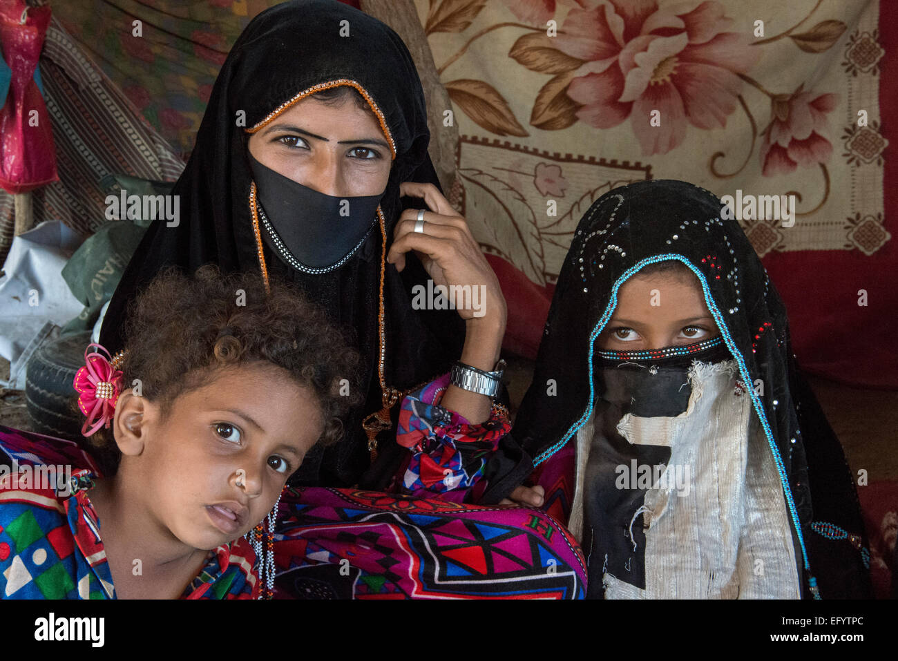 Arbeitslose Familie im Zelt Stockfoto