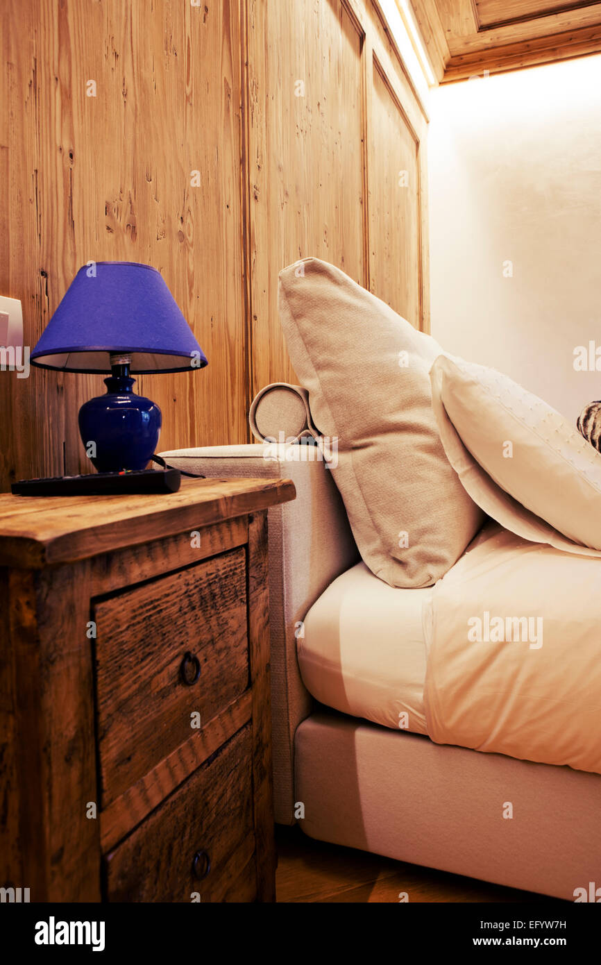 Rustikale Schlafzimmer mit Nachttisch Schubladen detail Stockfoto