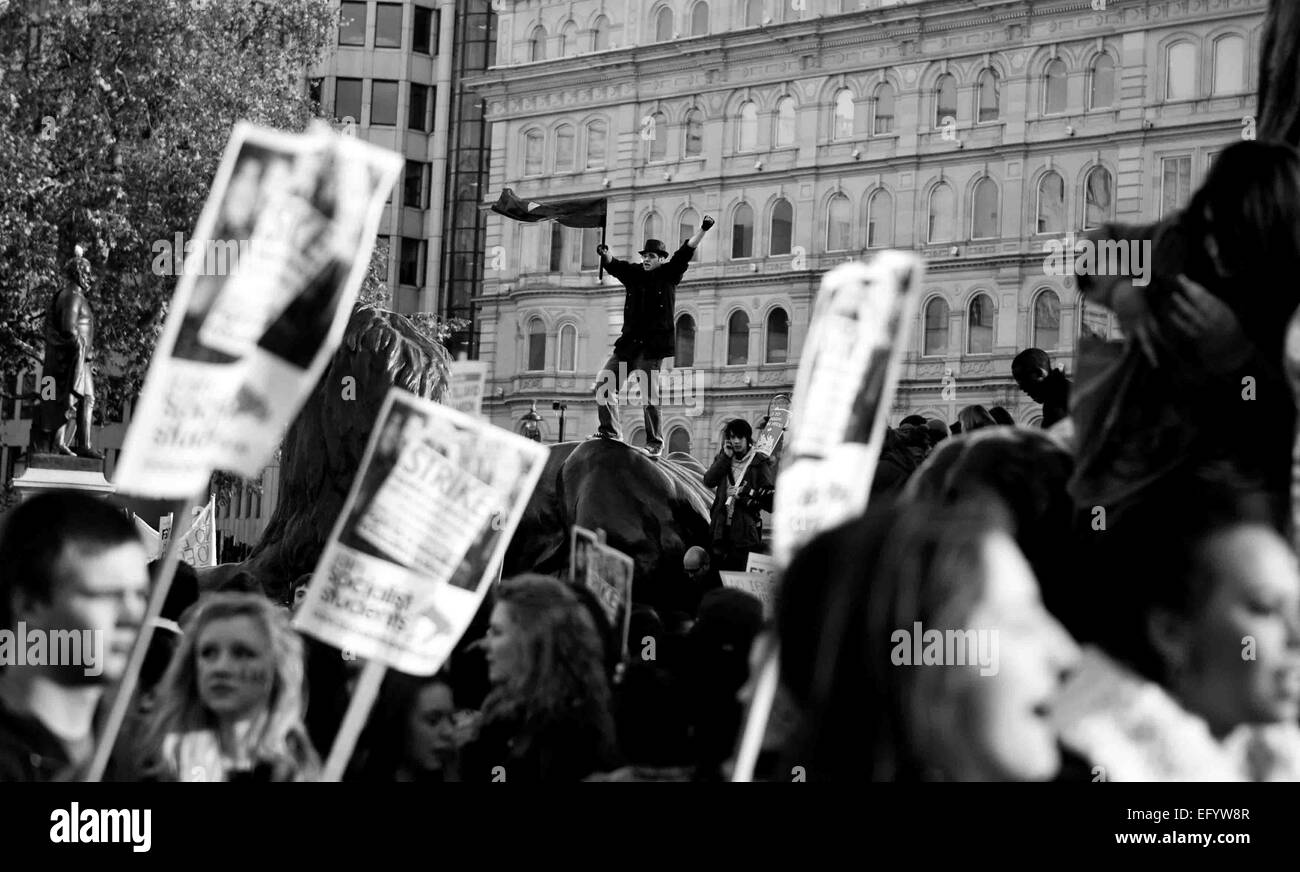 Schüler marschieren und stießen mit der Polizei und blockierte die Straße um Westminster protestieren gegen geplante Erhöhungen der Studiengebühren und Wartung Zuschuss Kürzungen am 24. November 2010 in London, United Kingdom.This ist der zweite Schüler Aktionstag und ein Student März am 10. November verursacht Sachschaden Millbank Tower und der Metropolitan Police wurde vorgeworfen, die Menge der Demonstranten stark zu unterschätzen. Es gibt Pläne, die Studenten Studiengebühren in England rund 9.000 £ pro Jahr statt der aktuellen £3.000 zu erhöhen. Stockfoto