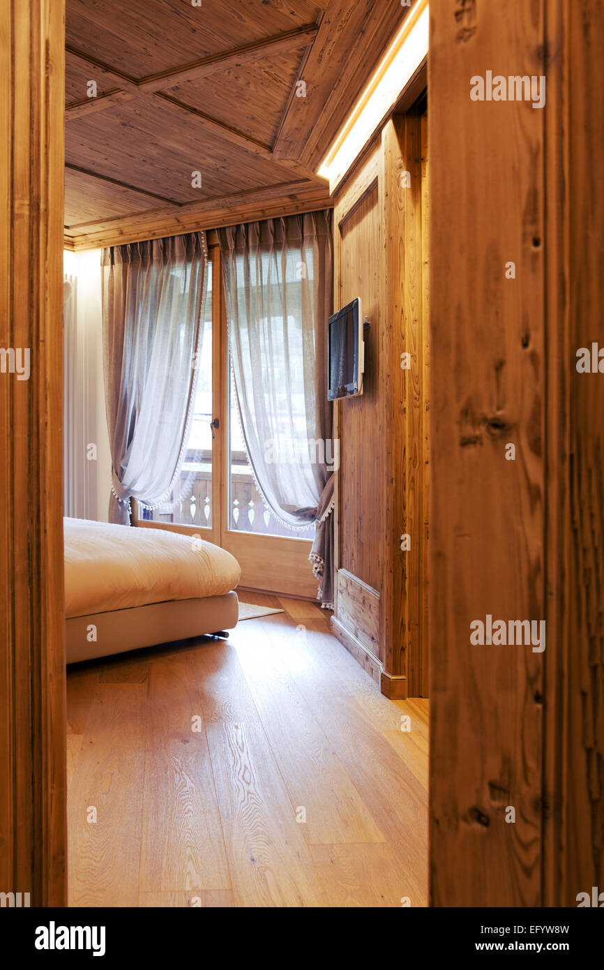 Weg zum Schlafzimmer im alpinen Luxus-Ferienhaus meistern Stockfoto