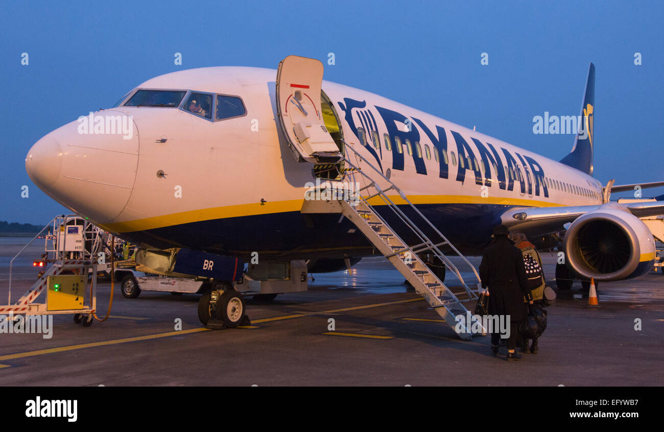 Fluggästen eine Boing 737-800 der Ryanair am Flughafen London Stansted in den frühen Morgenstunden. Stockfoto