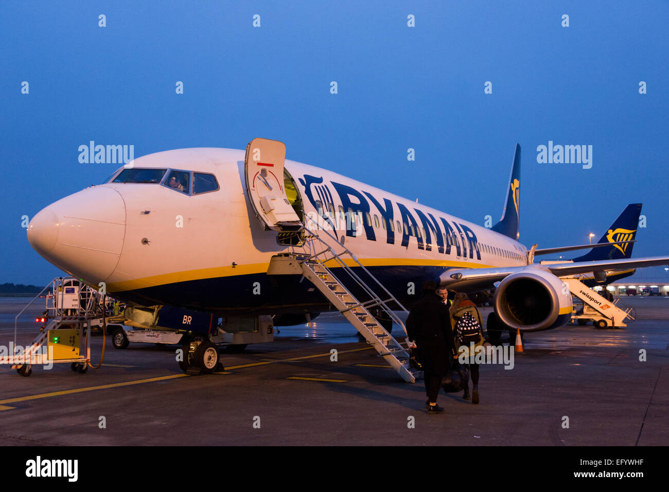 Fluggästen eine Boing 737-800 der Ryanair am Flughafen London Stansted in den frühen Morgenstunden. Stockfoto