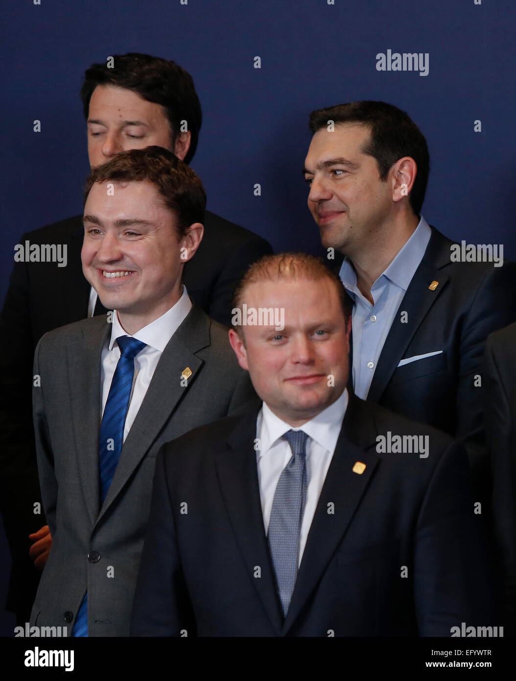 Brüssel, Belgien. 12. Februar 2015. Griechischen Premierminister Alexis Tsipras (R, zurück), italienische Ministerpräsident Matteo Renzi (L, zurück), estnischer Premierminister Taavi Roivas (L, vorn) und maltesischen Premierministers Joseph Muscat die Familie Foto-Session der Europäischen Union (EU) Gipfel mit Staats-und Regierungschefs der EU in Brüssel, Belgien, am 12. Februar 2015 besuchen. Staats-und Regierungschefs trafen sich am Donnerstag auf die Situation in der Ukraine, der EU Terrorismusbekämpfung und der Wirtschafts- und Währungsunion (WWU) zu diskutieren. © Zhou Lei/Xinhua/Alamy Live-Nachrichten Stockfoto