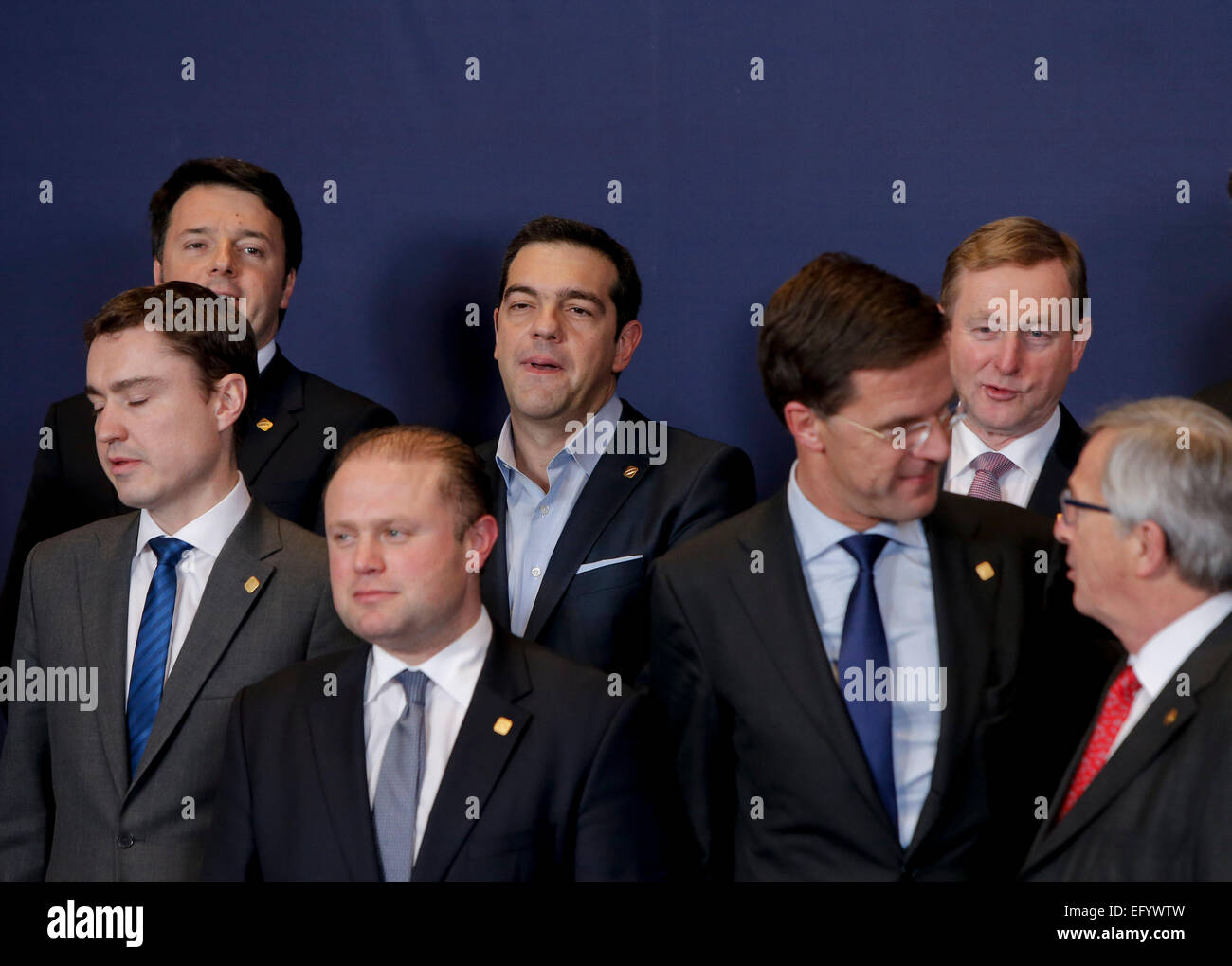 Brüssel, Belgien. 12. Februar 2015. Griechischen Premierminister Alexis Tsipras (C, zurück) und der italienische Ministerpräsident Matteo Renzi (L, zurück) die Familie Foto-Session der Europäischen Union (EU) Gipfel mit Staats-und Regierungschefs der EU in Brüssel, Belgien, am 12. Februar 2015 teilnehmen. Staats-und Regierungschefs trafen sich am Donnerstag auf die Situation in der Ukraine, der EU Terrorismusbekämpfung und der Wirtschafts- und Währungsunion (WWU) zu diskutieren. © Zhou Lei/Xinhua/Alamy Live-Nachrichten Stockfoto