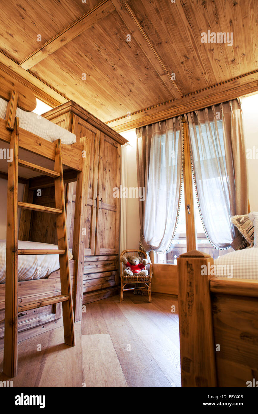 Dreifach-Betten Kinderzimmer in den Alpen Stockfoto