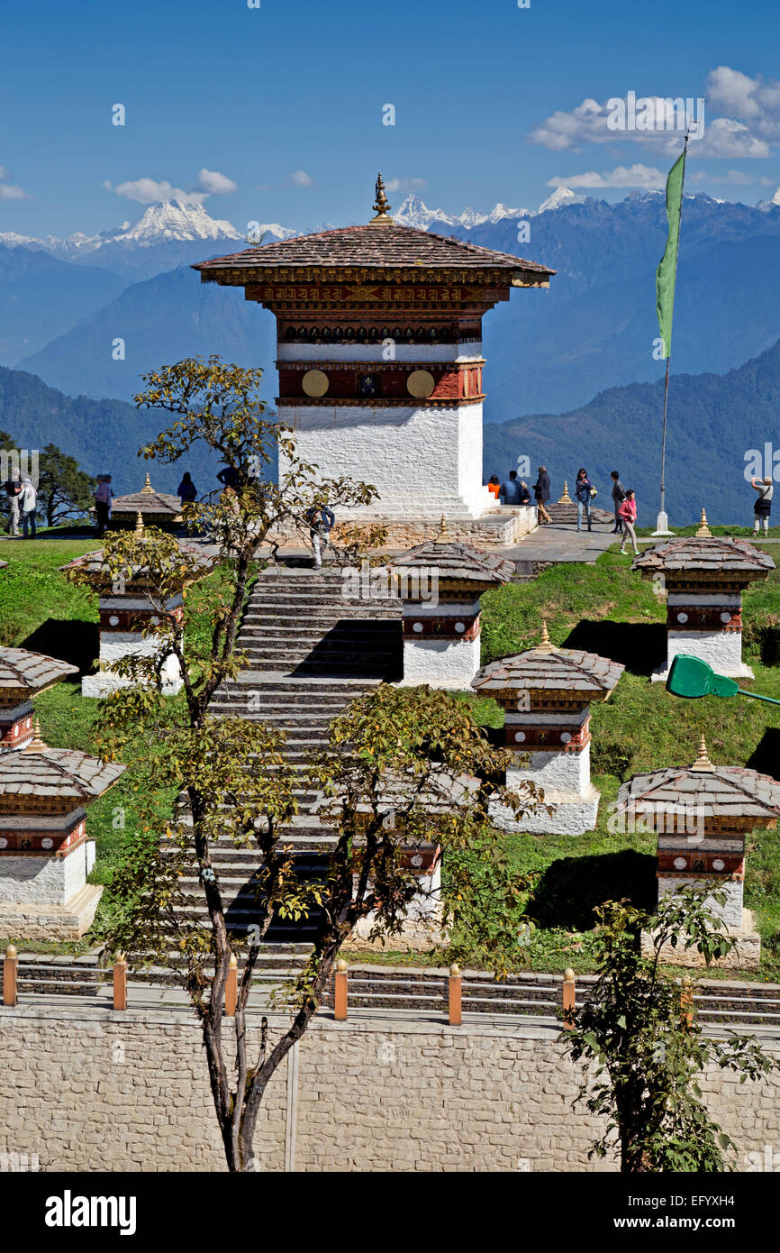 BU00095-00... BHUTAN - einige der 108 Chörten und Ansicht des bhutanischen Himalaya von Dochu La (Pass). Stockfoto