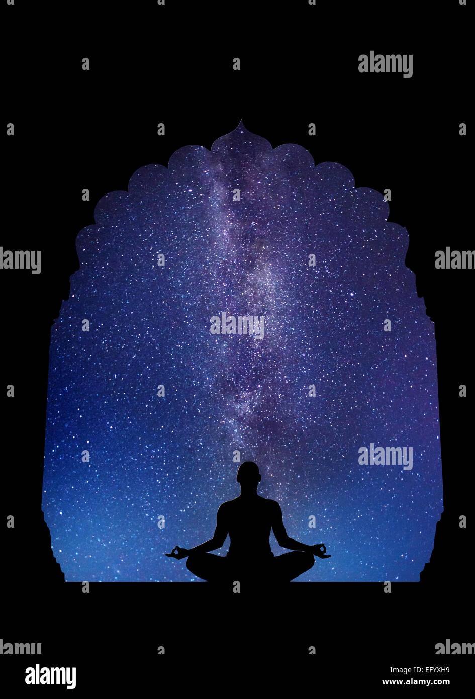 Meditation im alten Tempel am Nachthimmel mit Milky Way und Sternen Stockfoto