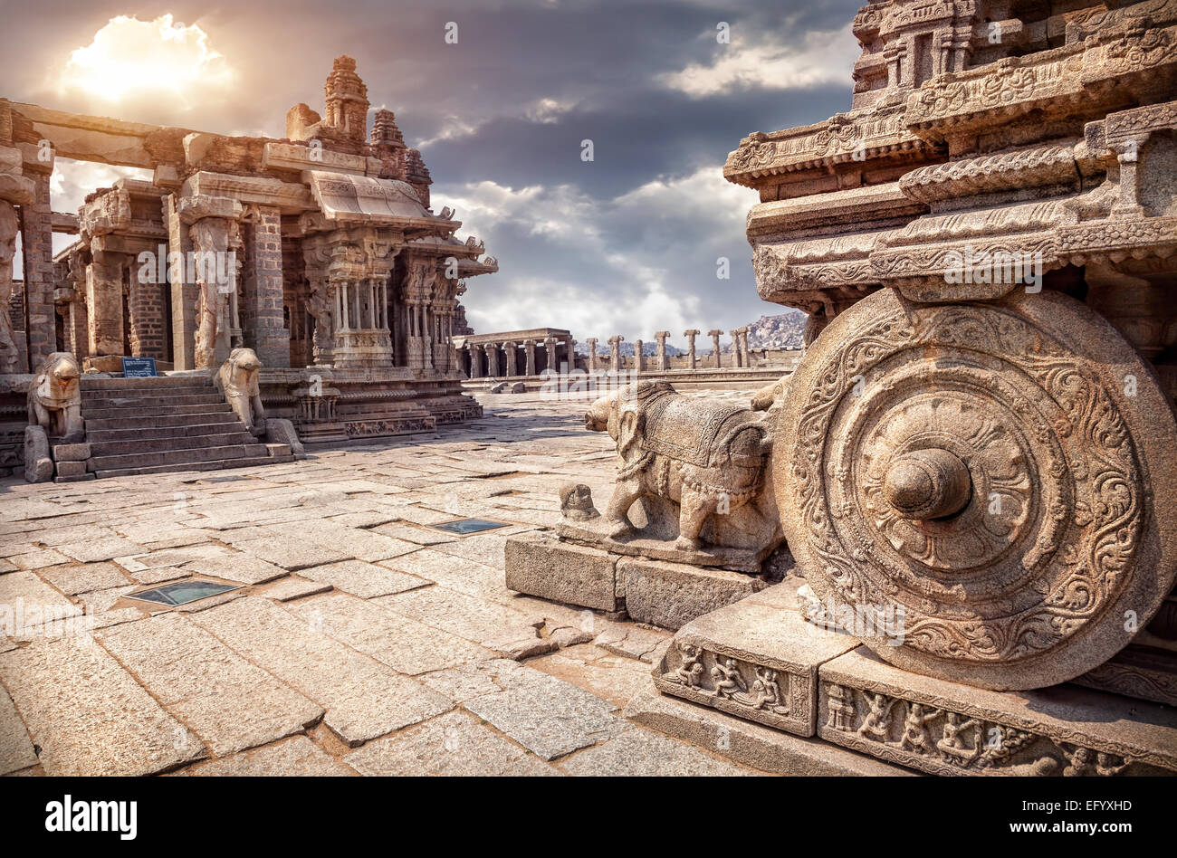 Stein-Wagen im Hof des Vittala Tempel bei Sonnenuntergang bedecktem Himmel in Hampi, Karnataka, Indien Stockfoto