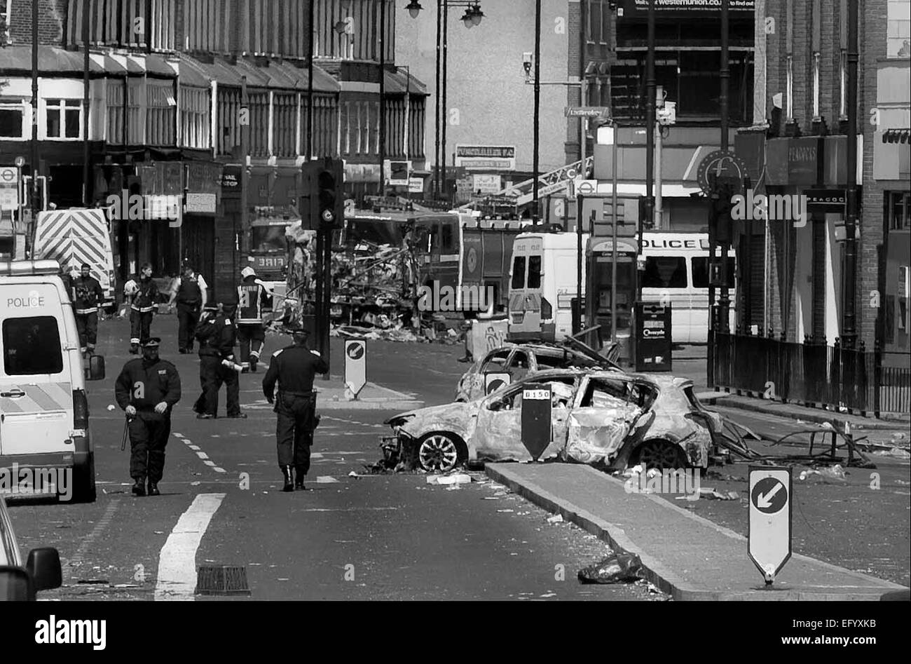 Unruhen brachen in Tottenham, London und Umgebung nach Polizei Tötung von Mark Duggan, 29 und ein Vater von vier, durch bewaffnete Polizisten in einer versuchten Festnahme in London, Shops in Tottenham und Woodgreen sind durch die Randalierer in London, England geplündert. Stockfoto