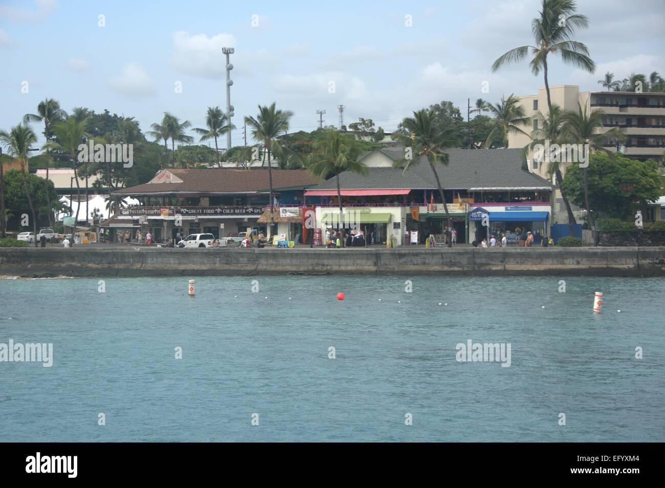 Hilo Stadt vom Wasser aus Stockfoto