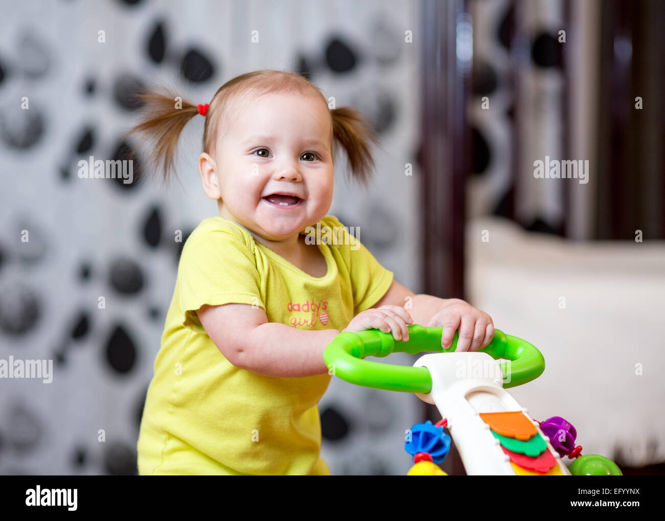 Niedlichen Kleinkind Baby stehend mit Unterstützung Stockfoto