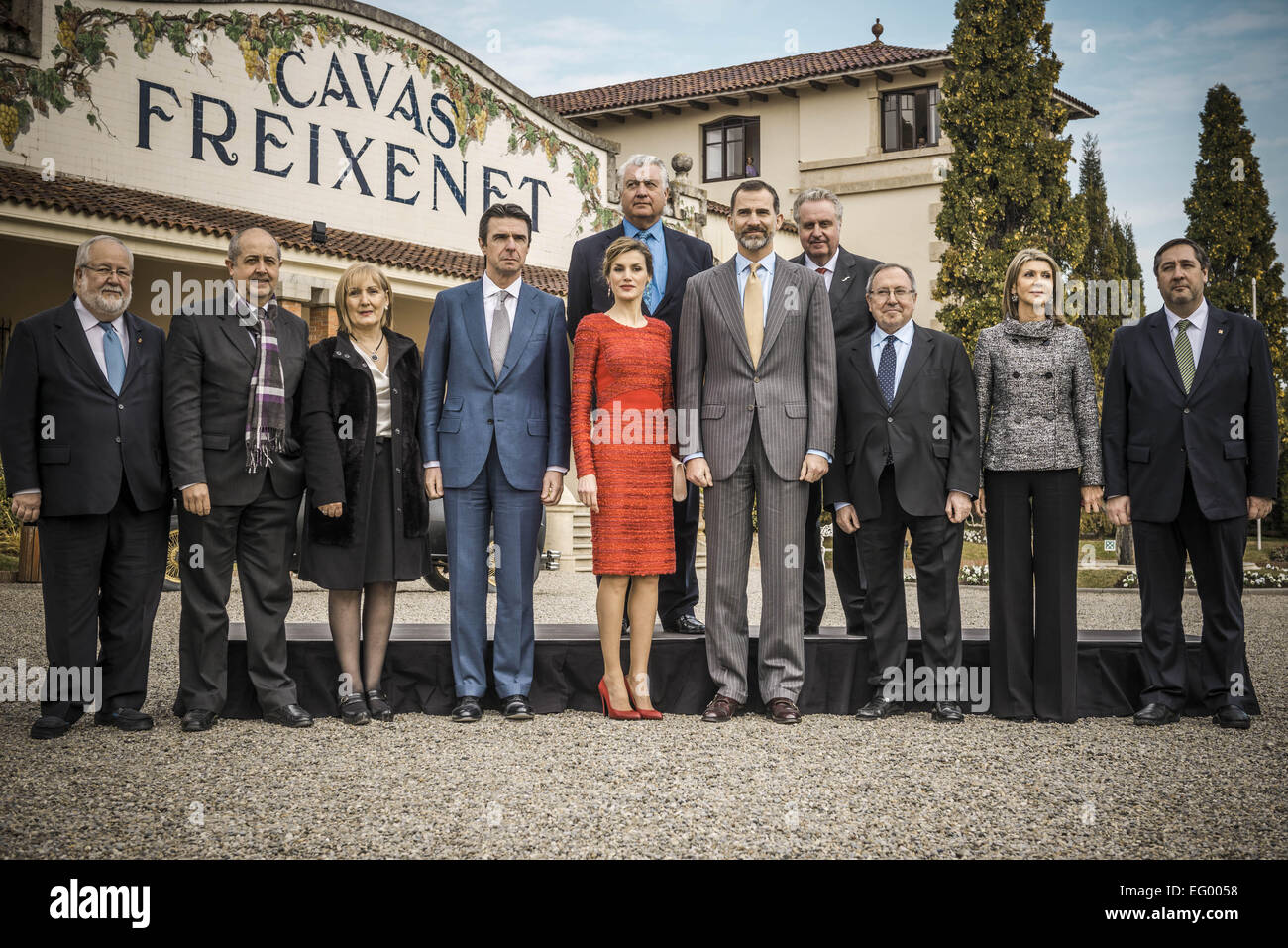 12. Februar 2015 - Sant SadurnÃ Dâ€™ Anoia, Katalonien, Spanien - Königin Letizia von Spanien (5 L) und König Felipe VI. von Spanien (4. R) posieren für ein Foto vor dem Hauptsitz von Freixenet Cava (Sekt)-Produzent mit dem Weingut Ehrenpräsident Jose Luis Bonet (3. R) und anderen Behörden während ihres Besuches für die hundertjährige Firmenjubiläum (Credit Bild : © Matthias Oesterle/ZUMA Wire/ZUMAPRESS.com) Stockfoto